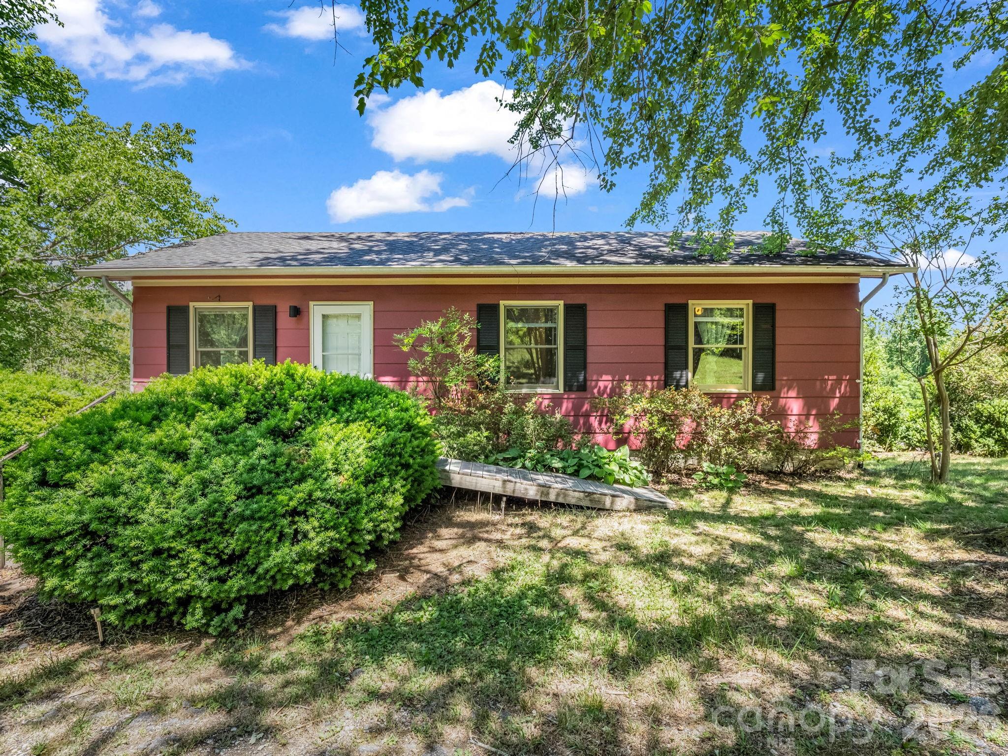 255 & 257 Crescent Street — Saluda