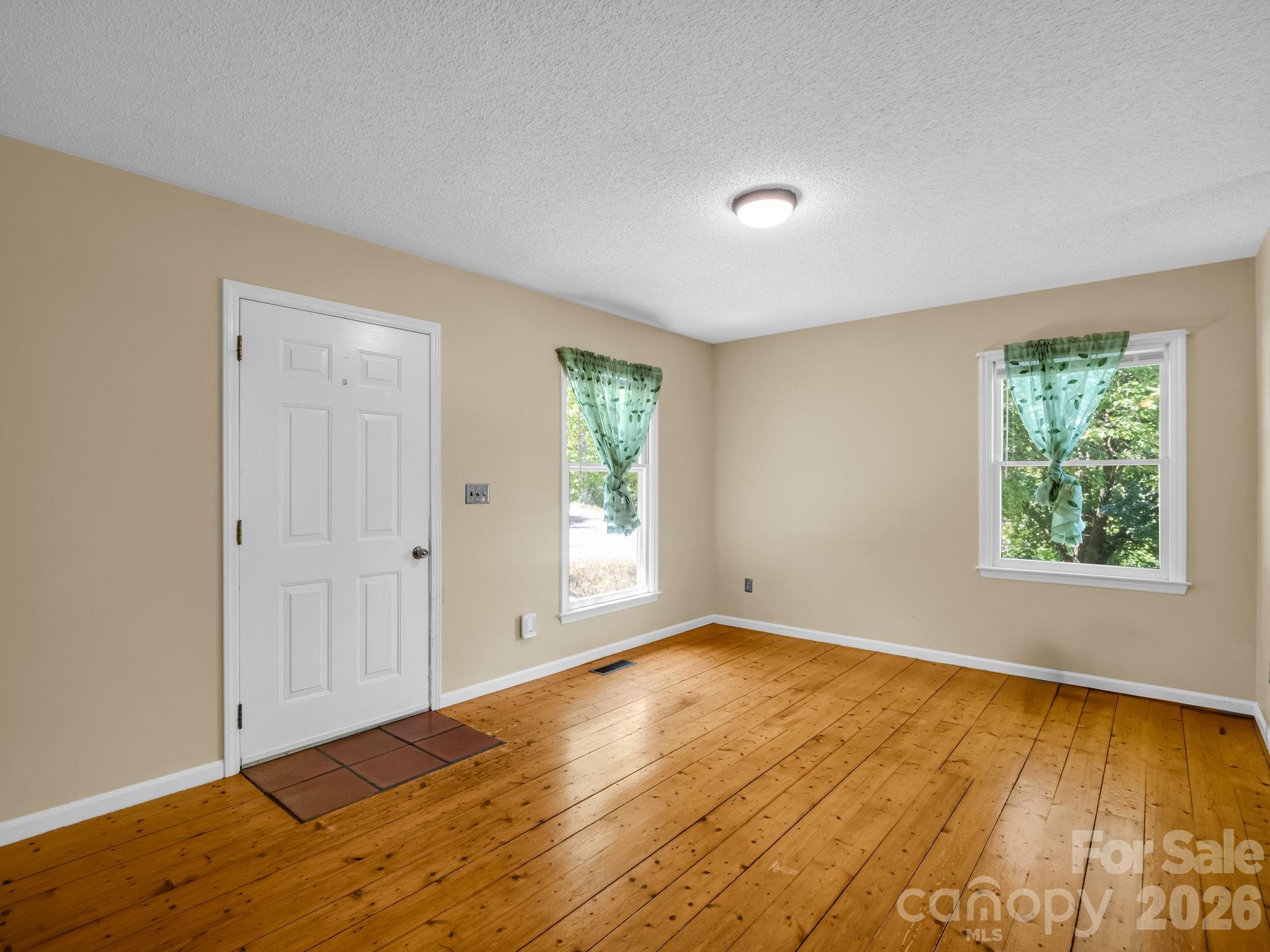 255 & 257 Crescent Street — Saluda