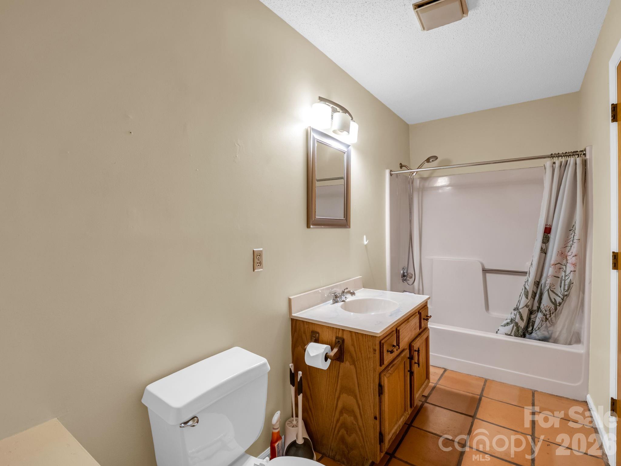 255 & 257 Crescent Street — Saluda