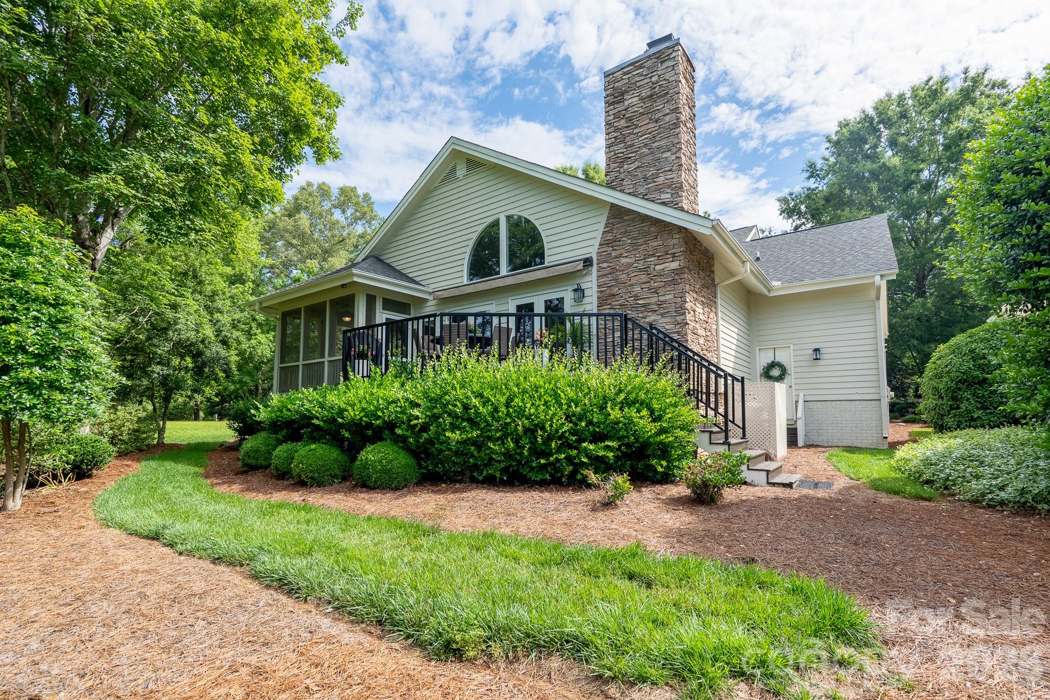 444 Millingport Lane — New London