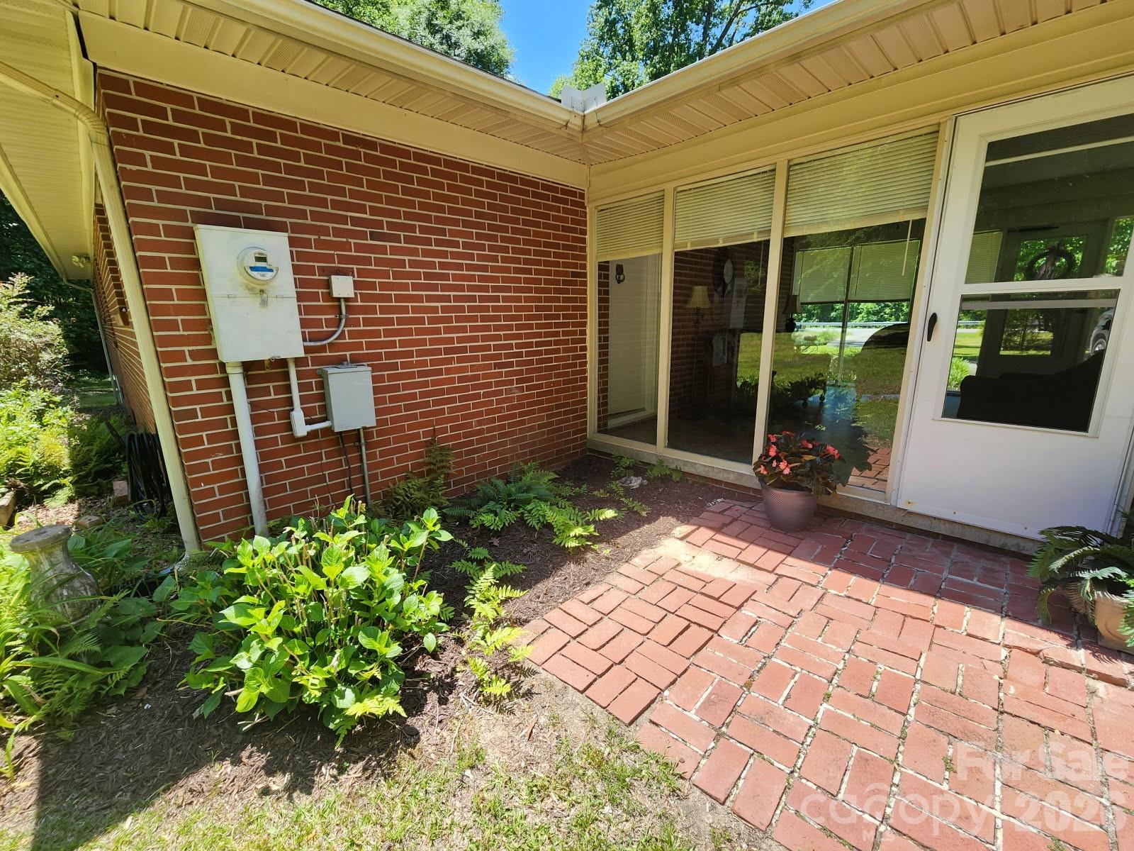 2333 Lynwood Drive — Lancaster