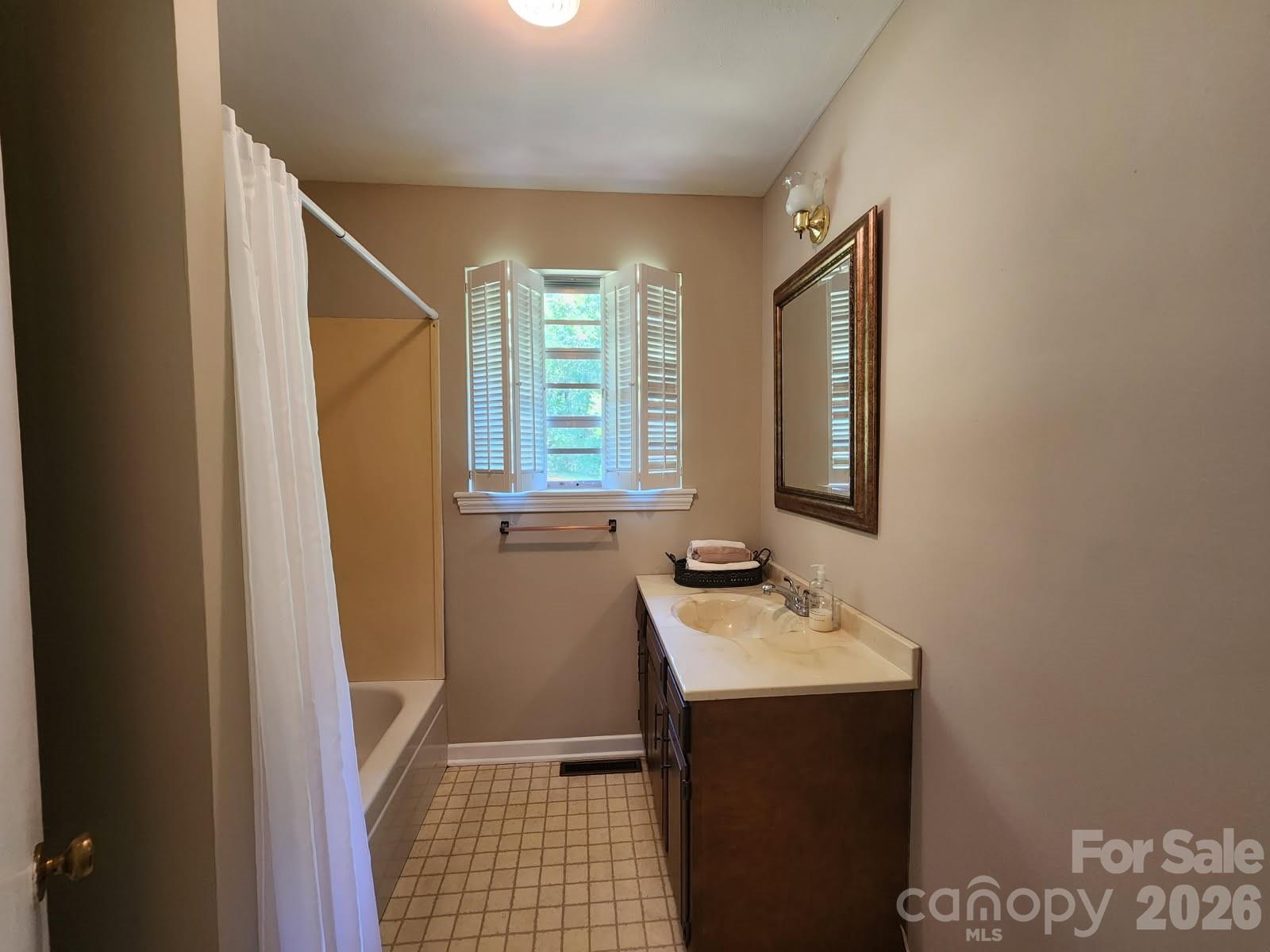 2333 Lynwood Drive — Lancaster