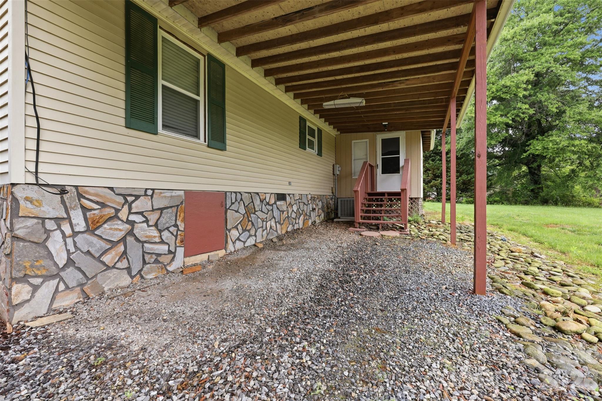 1309 Poole Gooden Road — Hiddenite