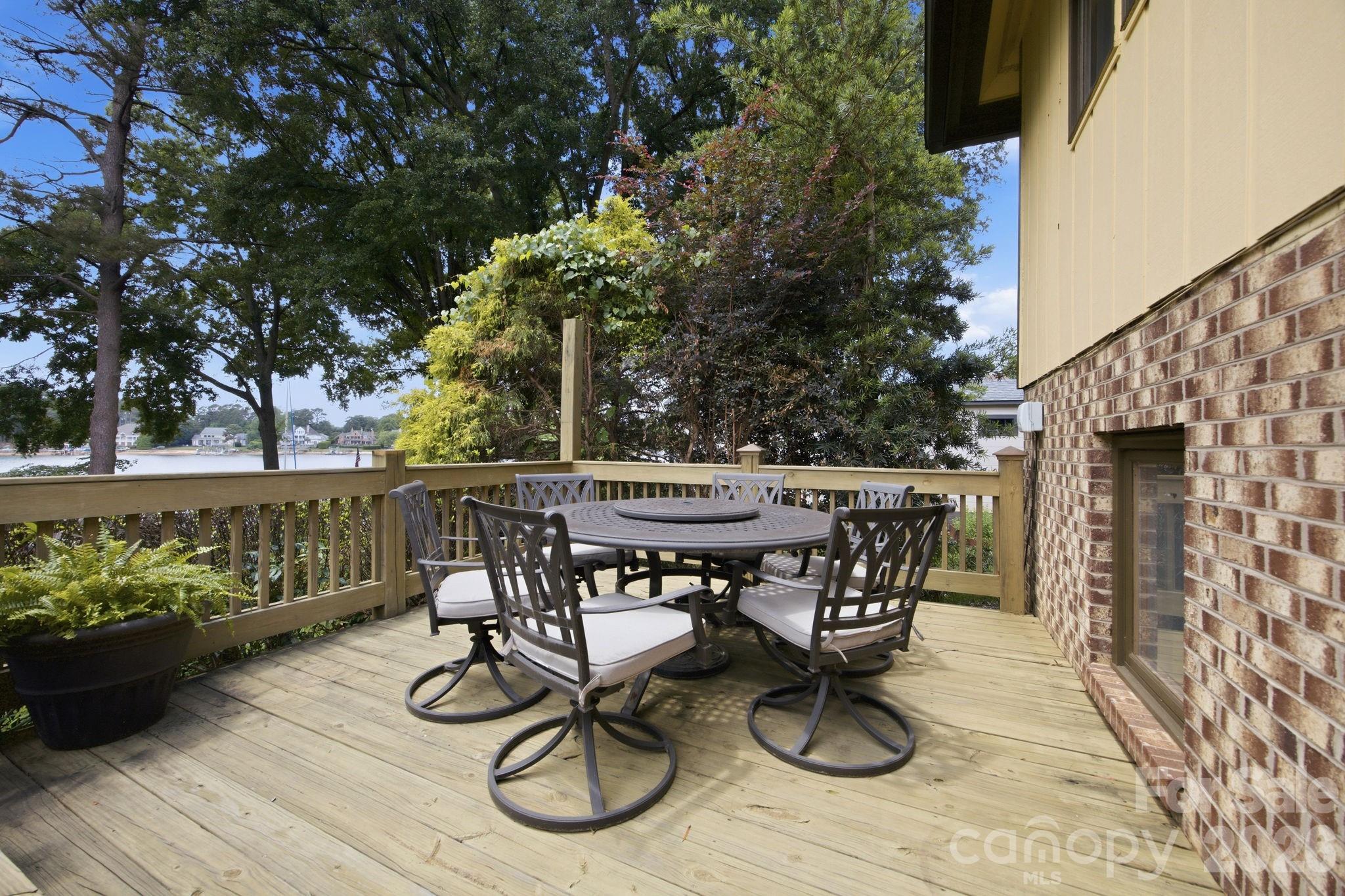 220 Shoreline Loop — Mooresville