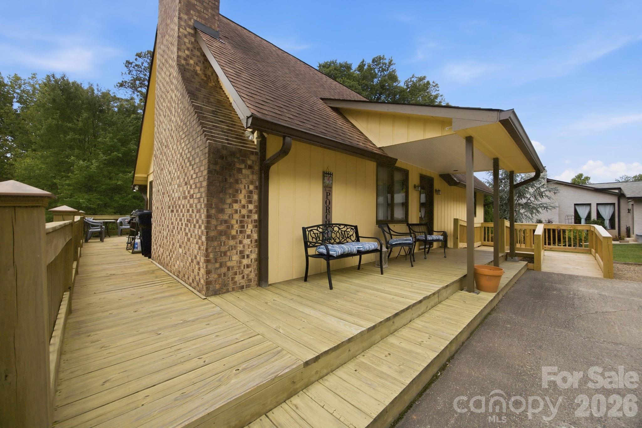 220 Shoreline Loop — Mooresville