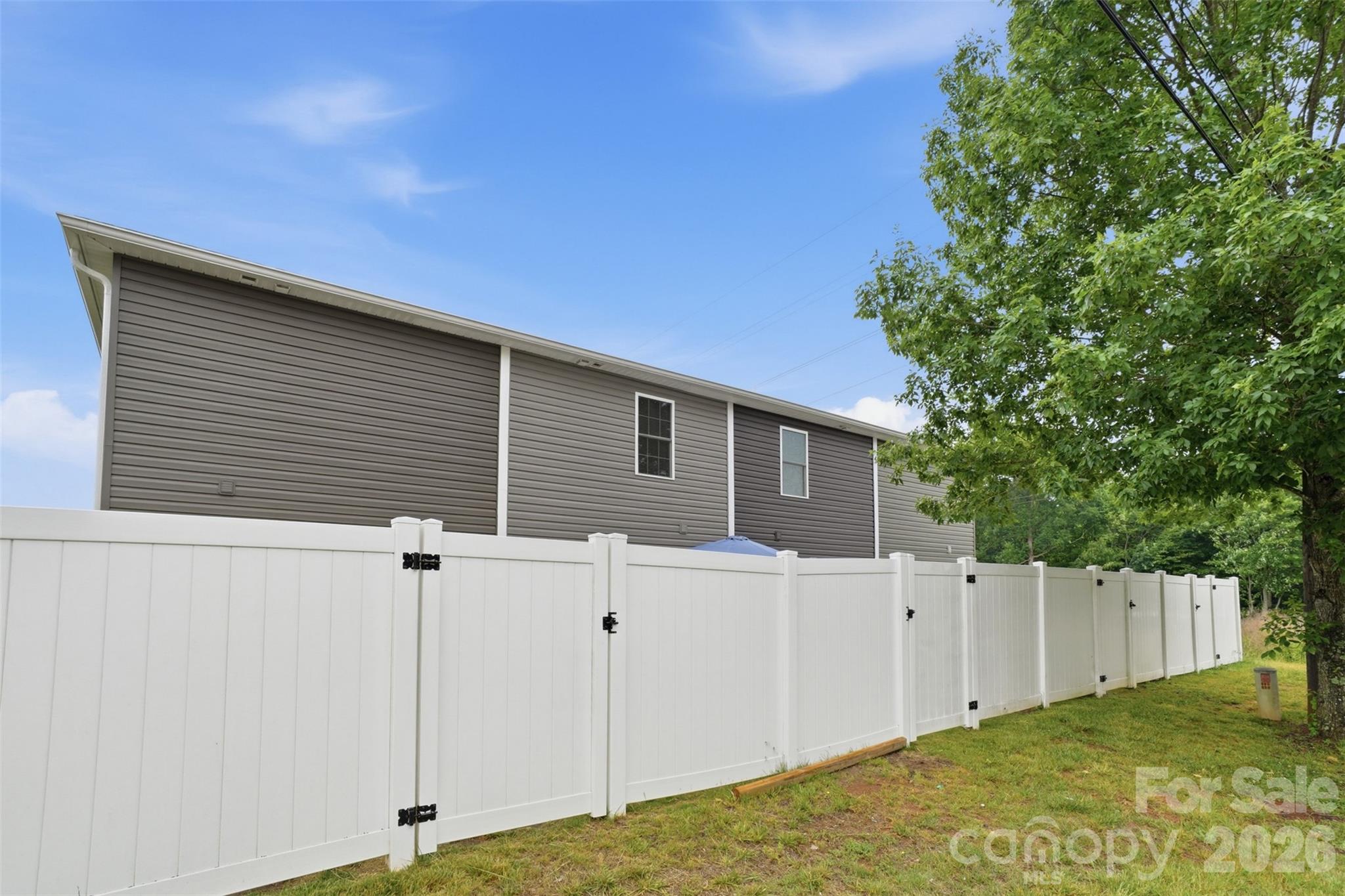 1629 Oak Leaf Drive — Hickory