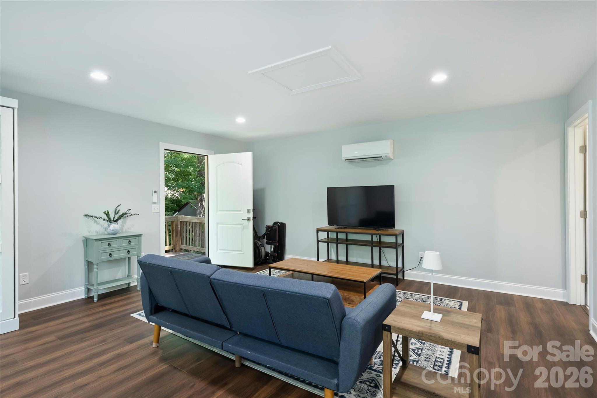 1617 Hawthorne Lane — Charlotte