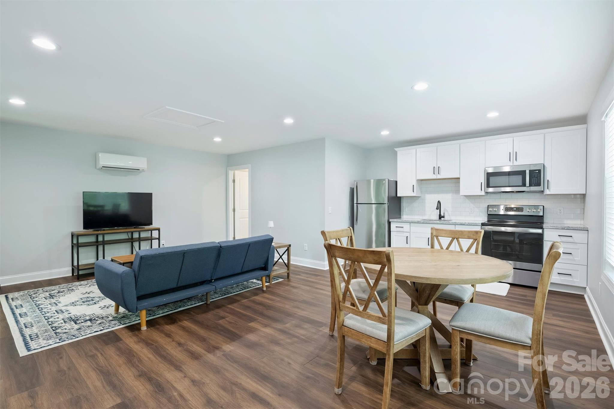 1617 Hawthorne Lane — Charlotte