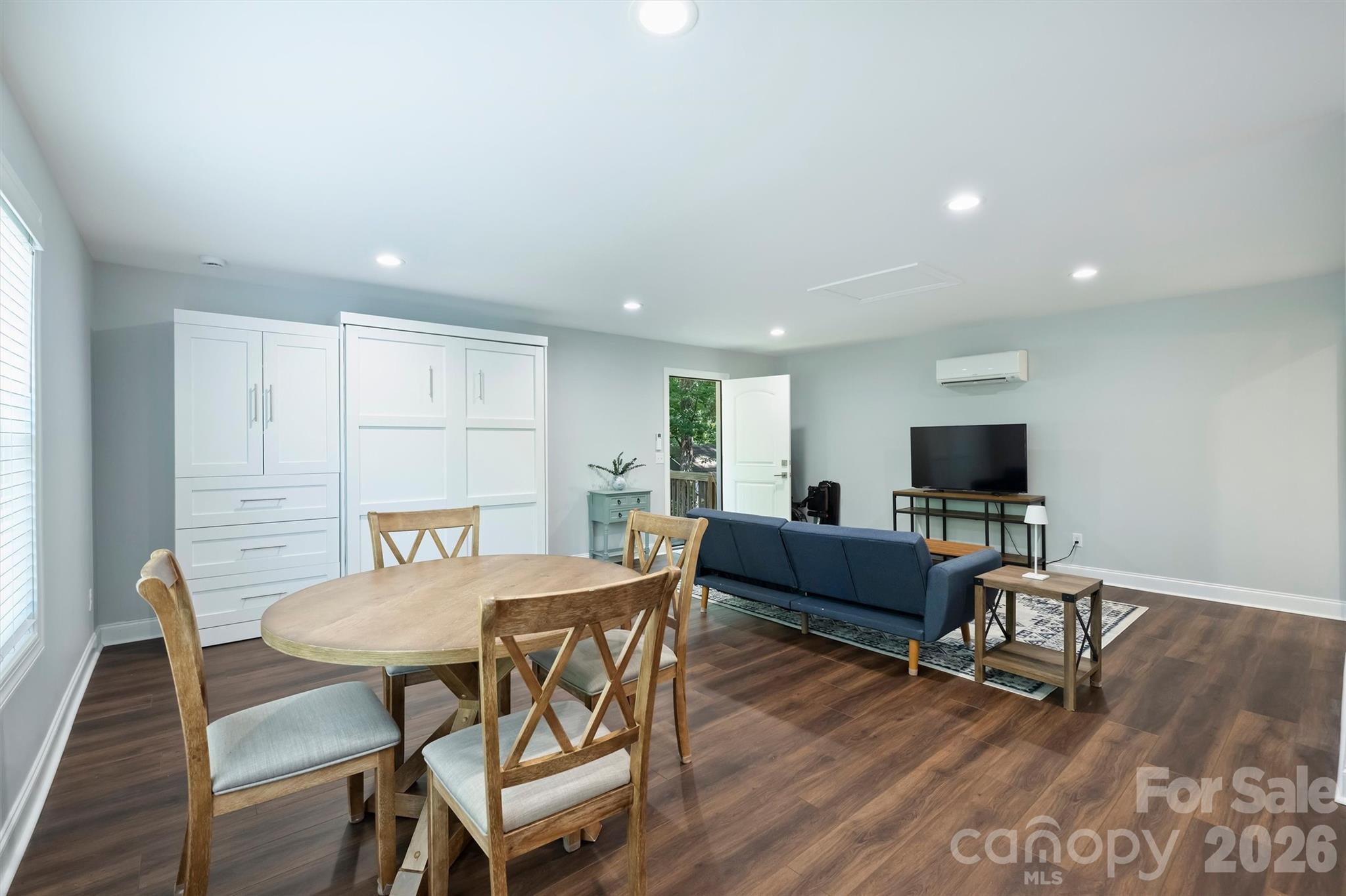 1617 Hawthorne Lane — Charlotte