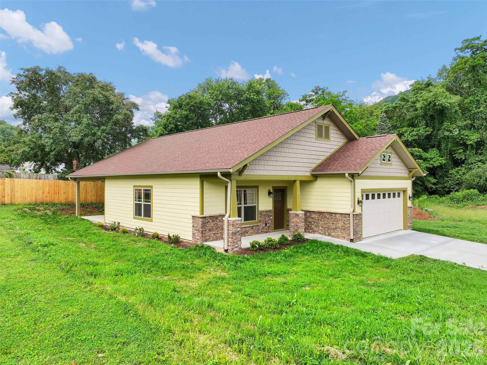 99 Junes Way — Waynesville