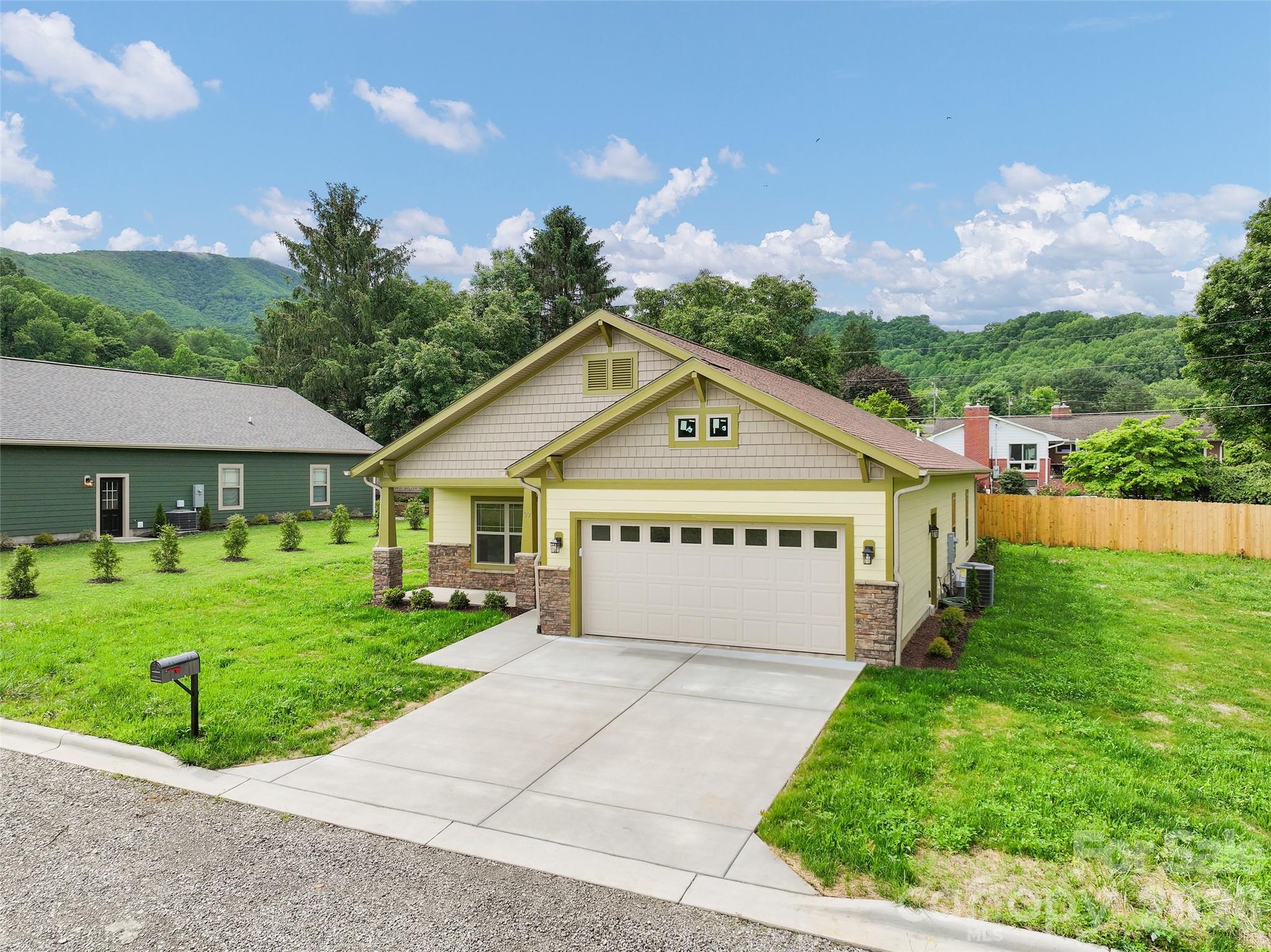 99 Junes Way — Waynesville
