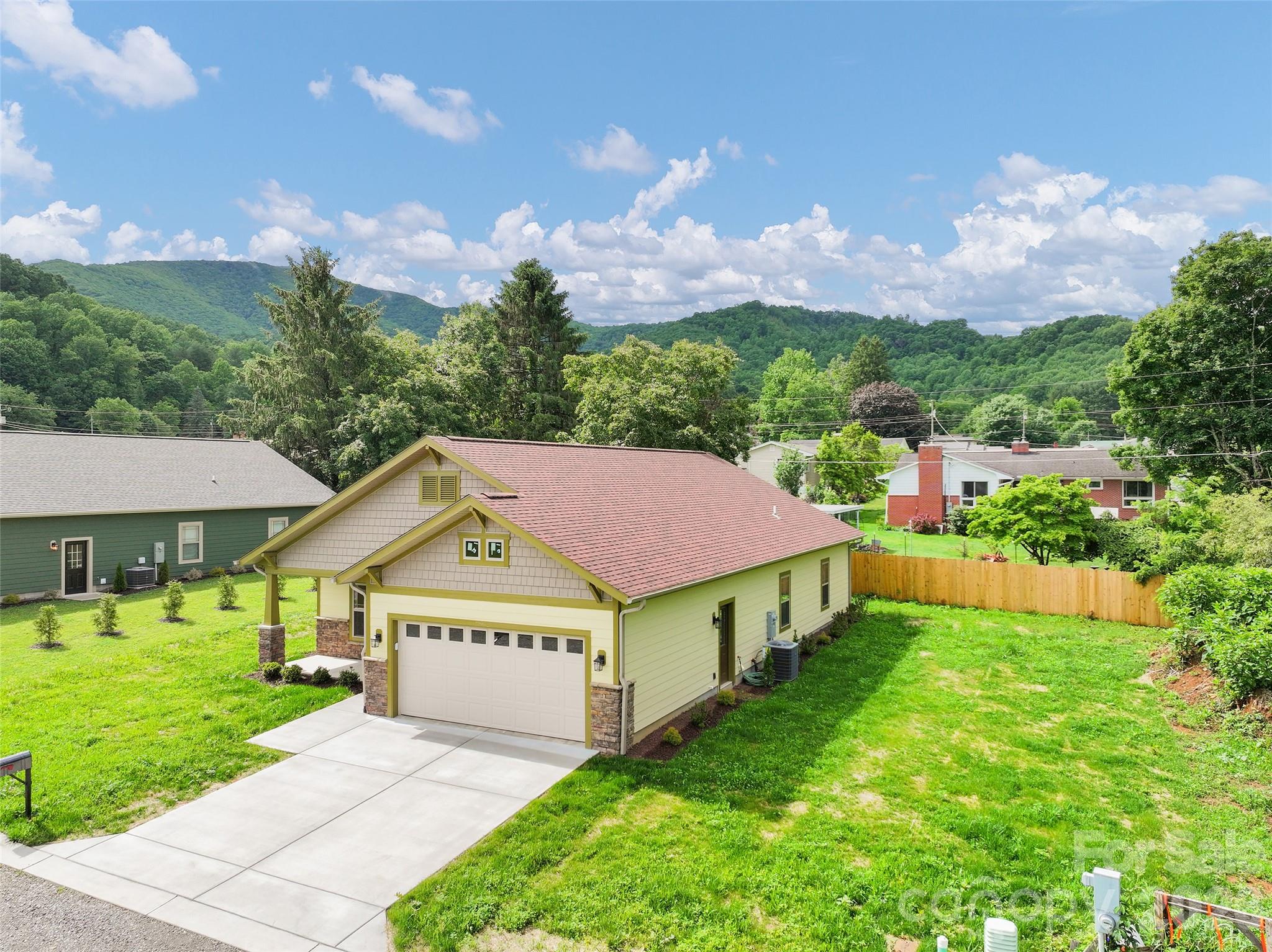 99 Junes Way — Waynesville