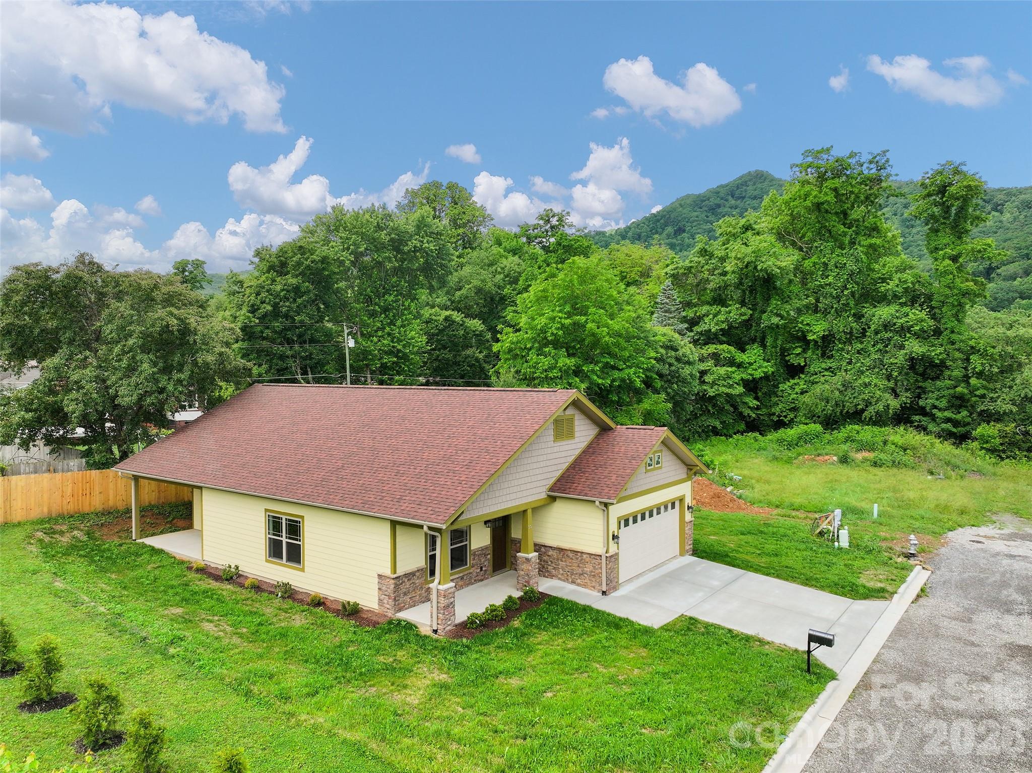 99 Junes Way — Waynesville