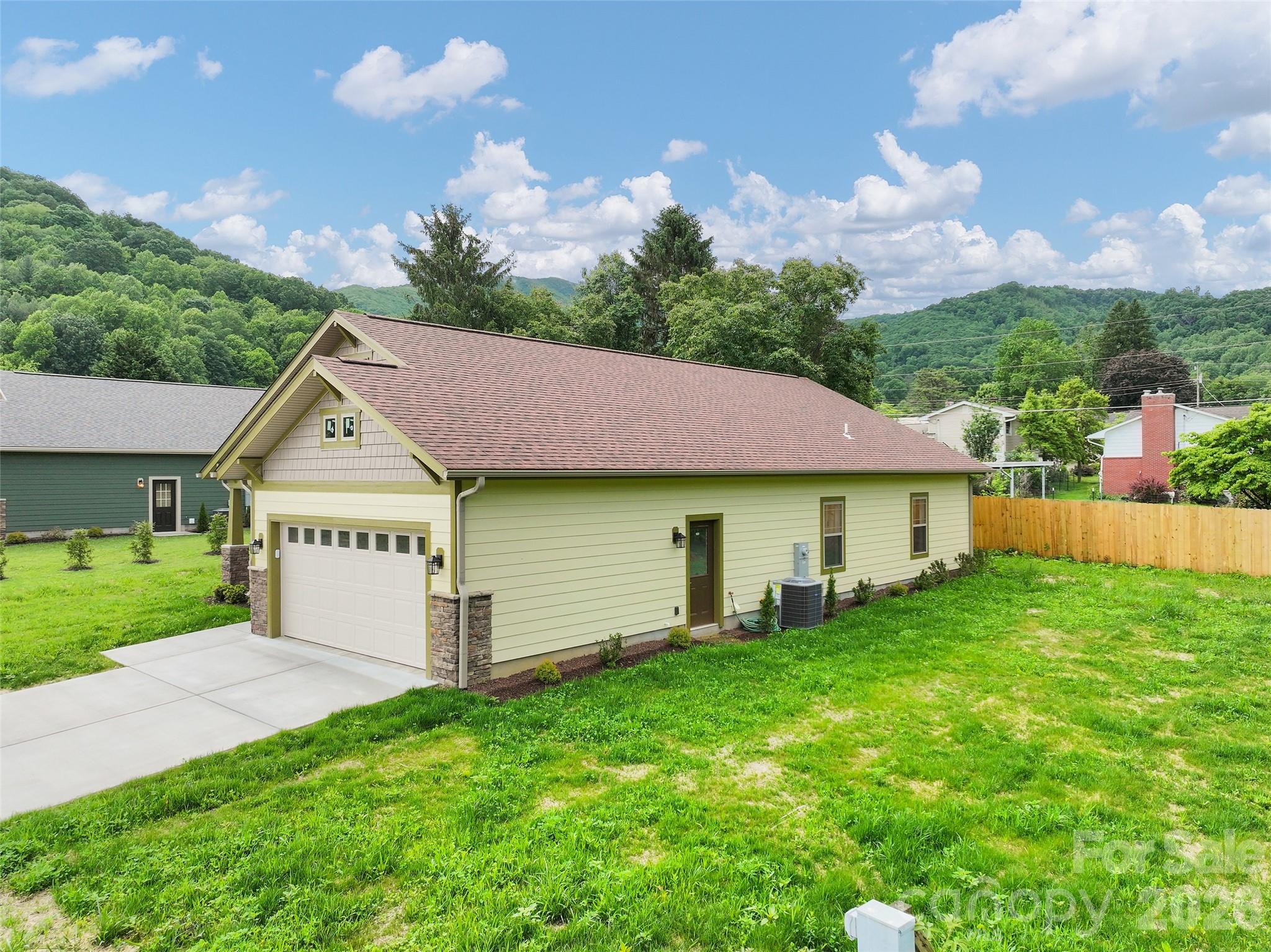 99 Junes Way — Waynesville