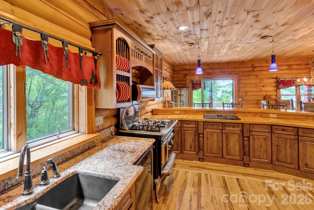 35 Falcon Crest Loop — Maggie Valley