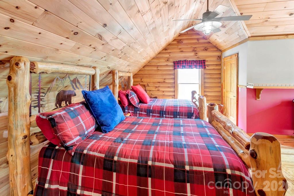 35 Falcon Crest Loop — Maggie Valley