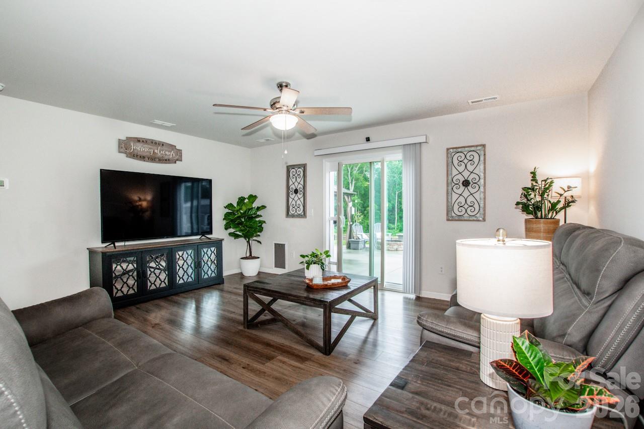 5189 Duck Lane — Catawba