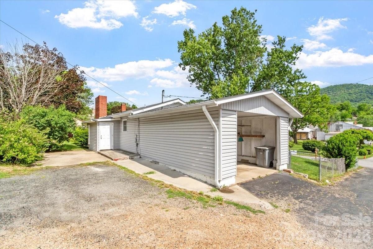 42 East Boulevard — Burnsville