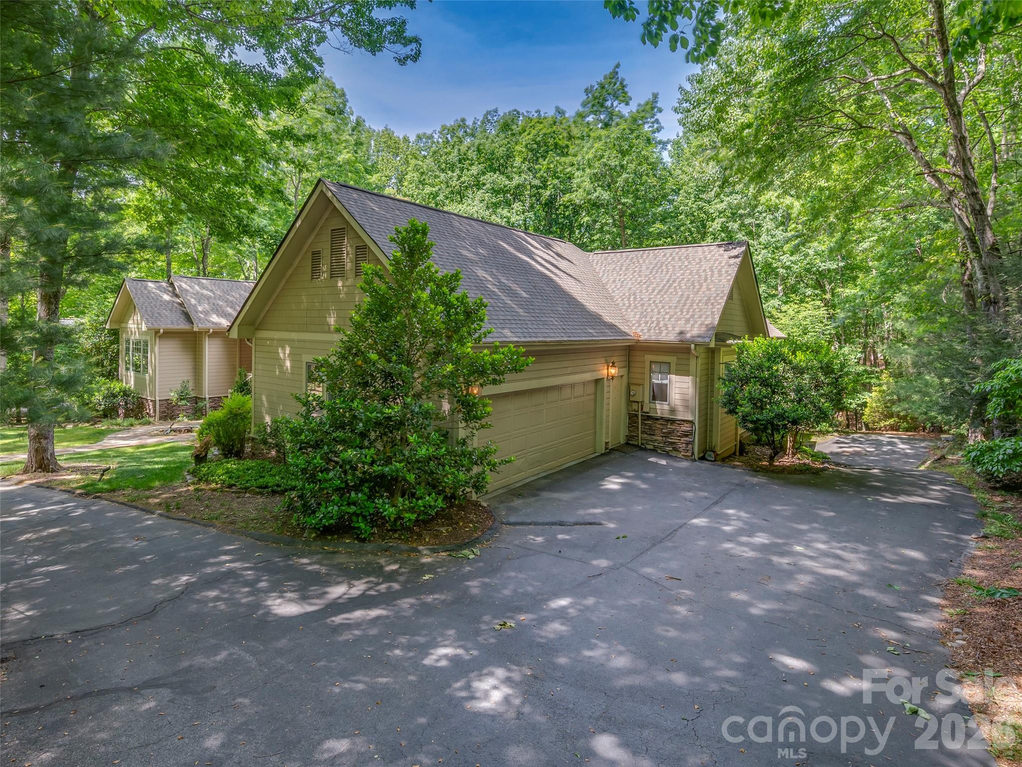 110 Little Cherokee Ridge — Hendersonville