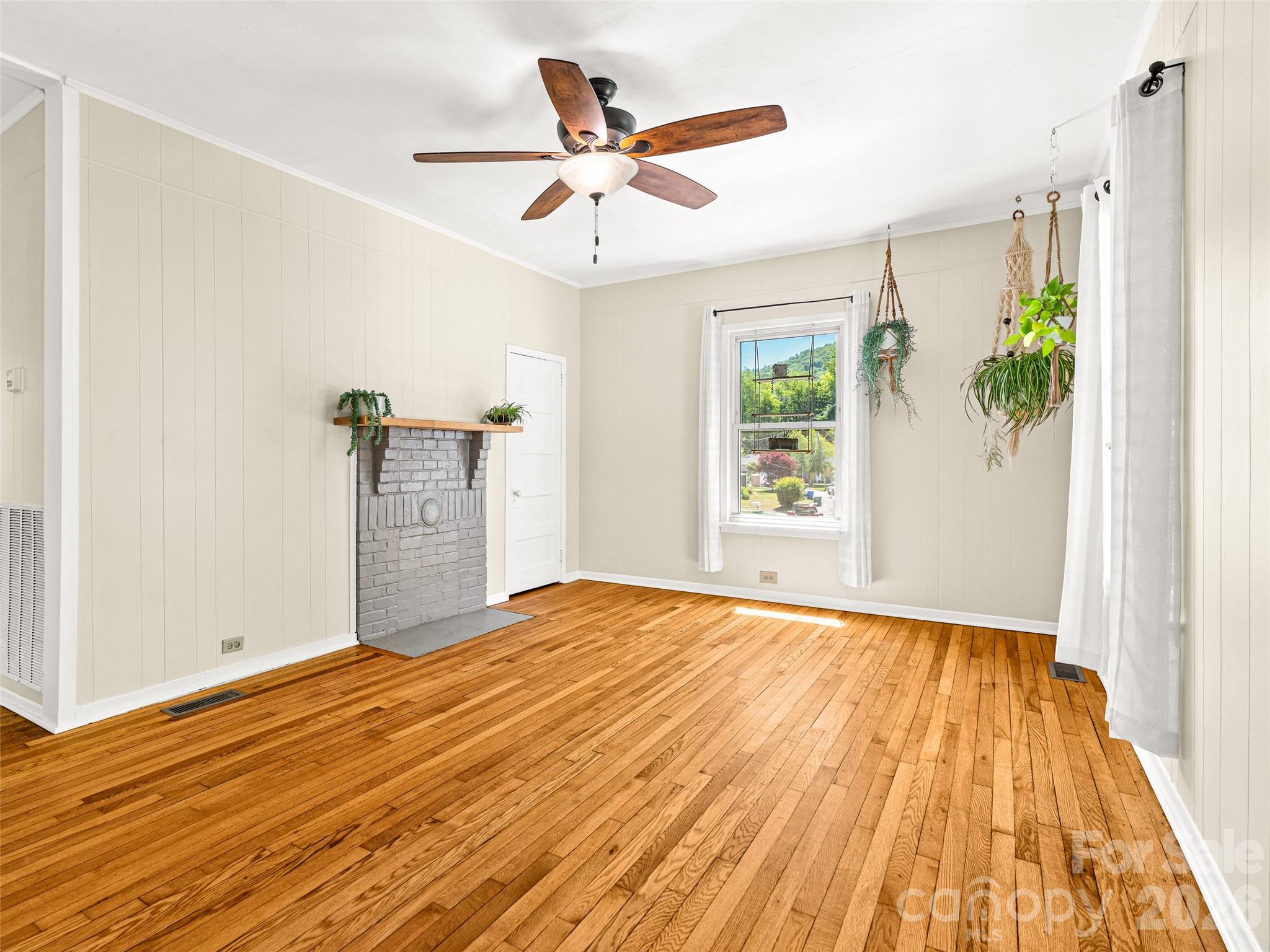 125 Edwards Avenue — Swannanoa