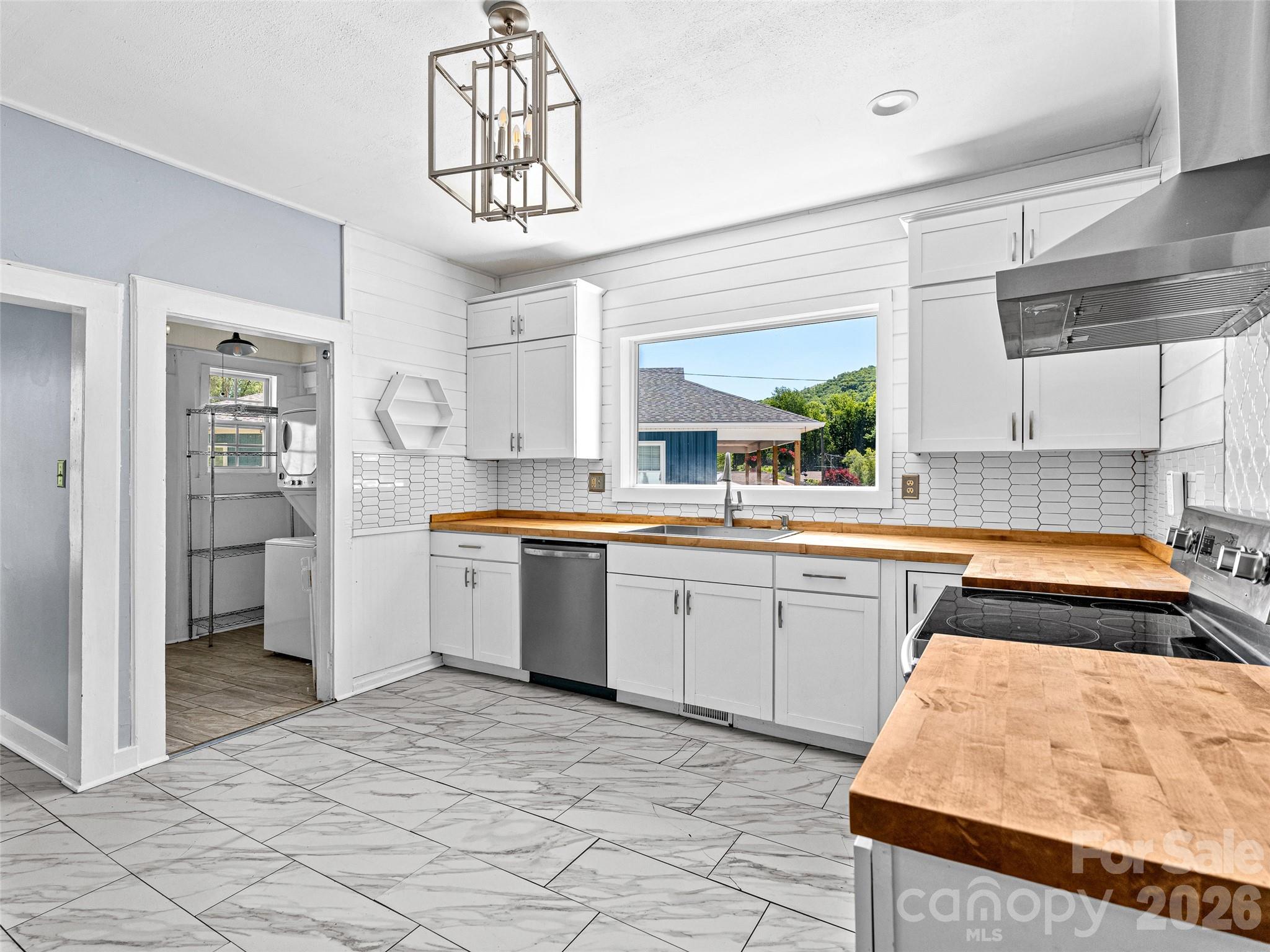 125 Edwards Avenue — Swannanoa
