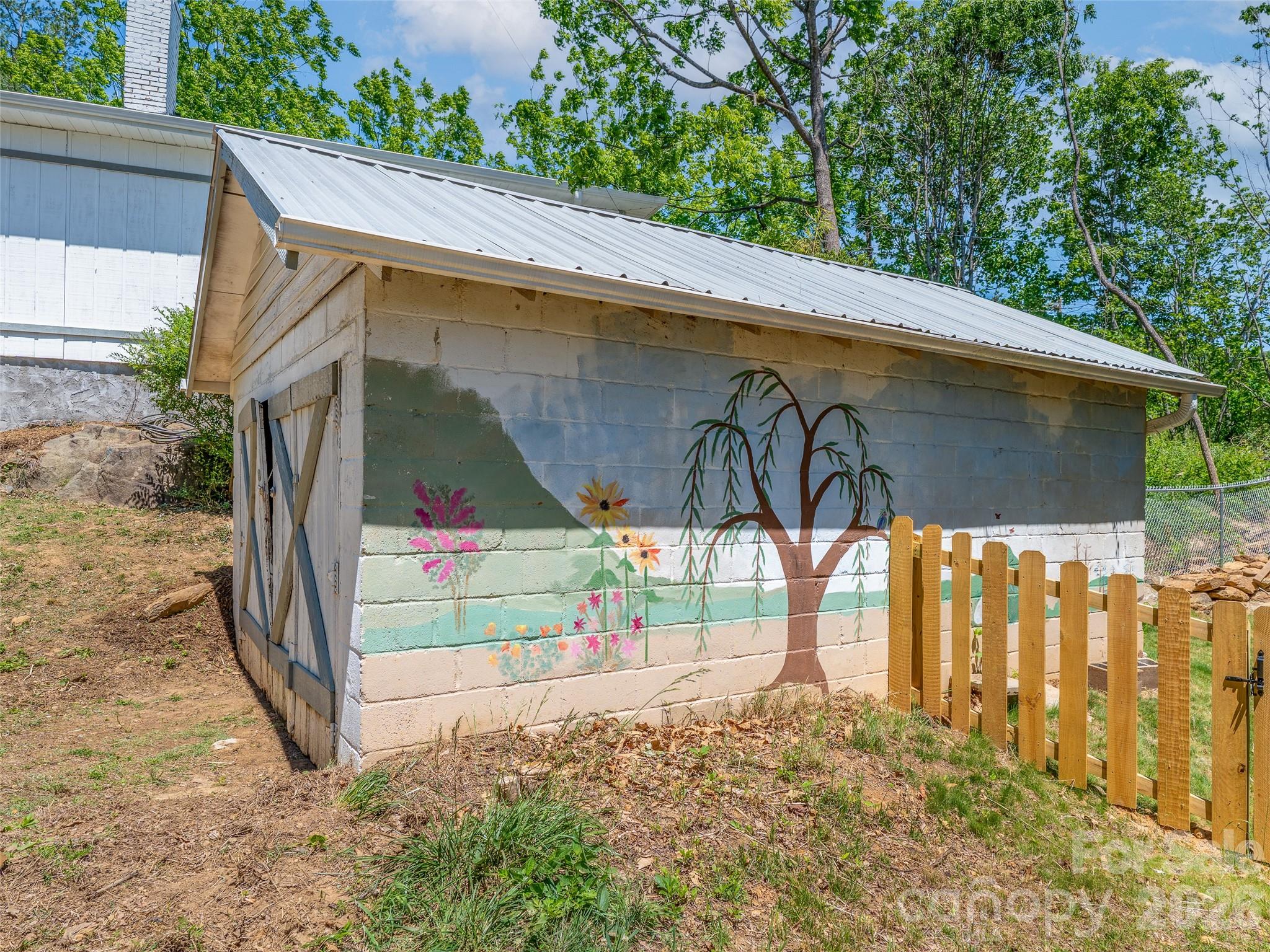 125 Edwards Avenue — Swannanoa