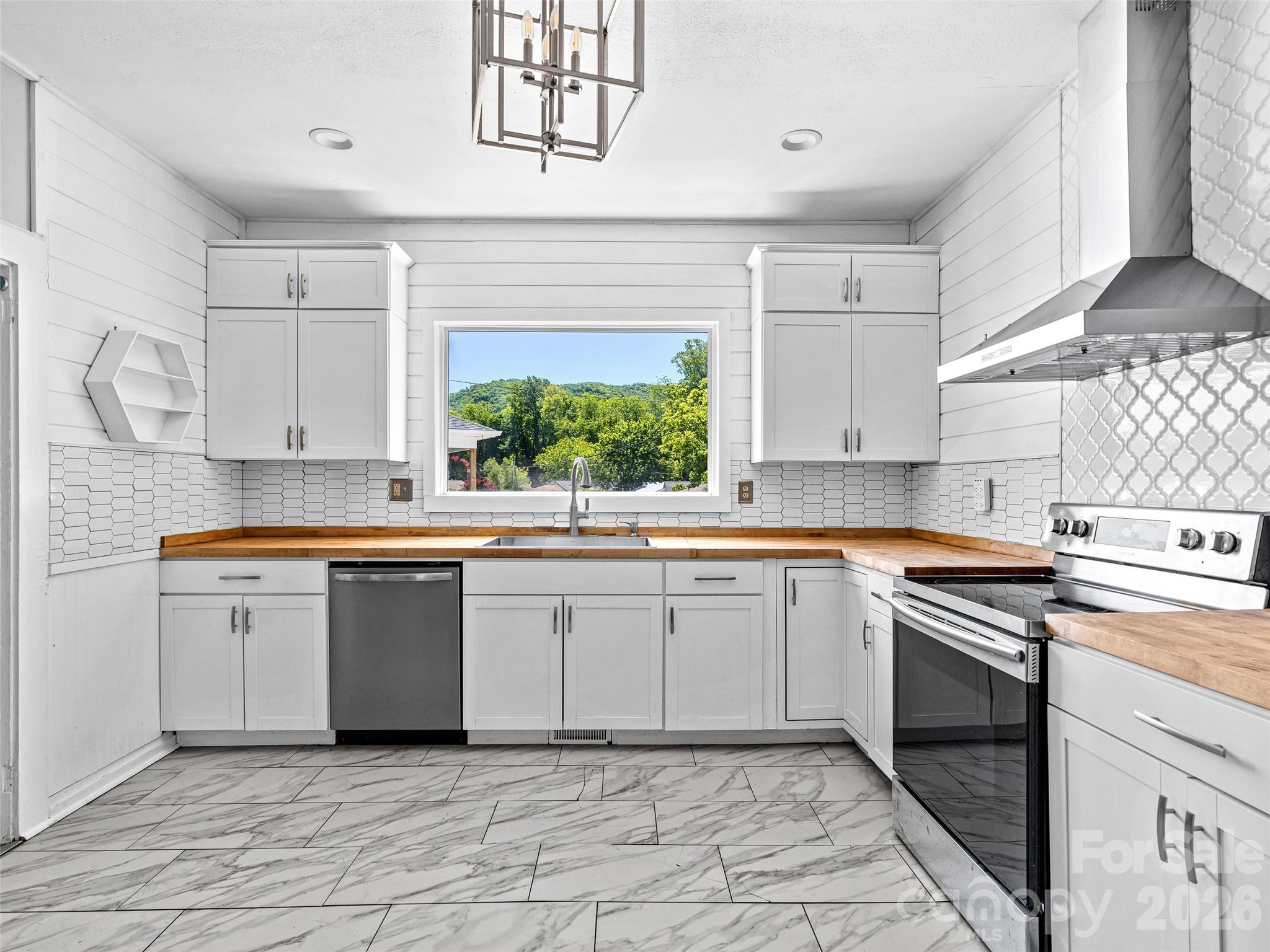 125 Edwards Avenue — Swannanoa