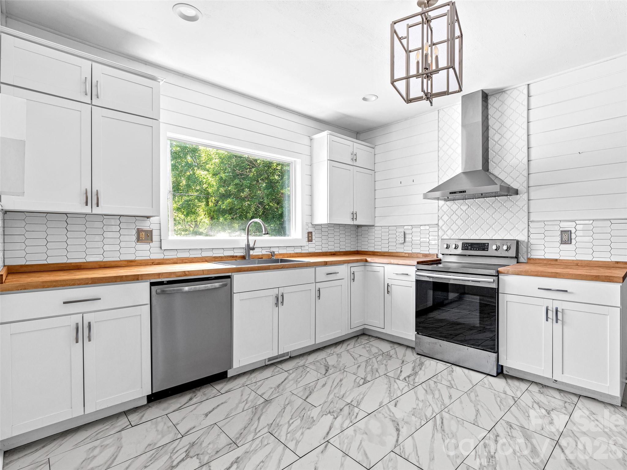 125 Edwards Avenue — Swannanoa
