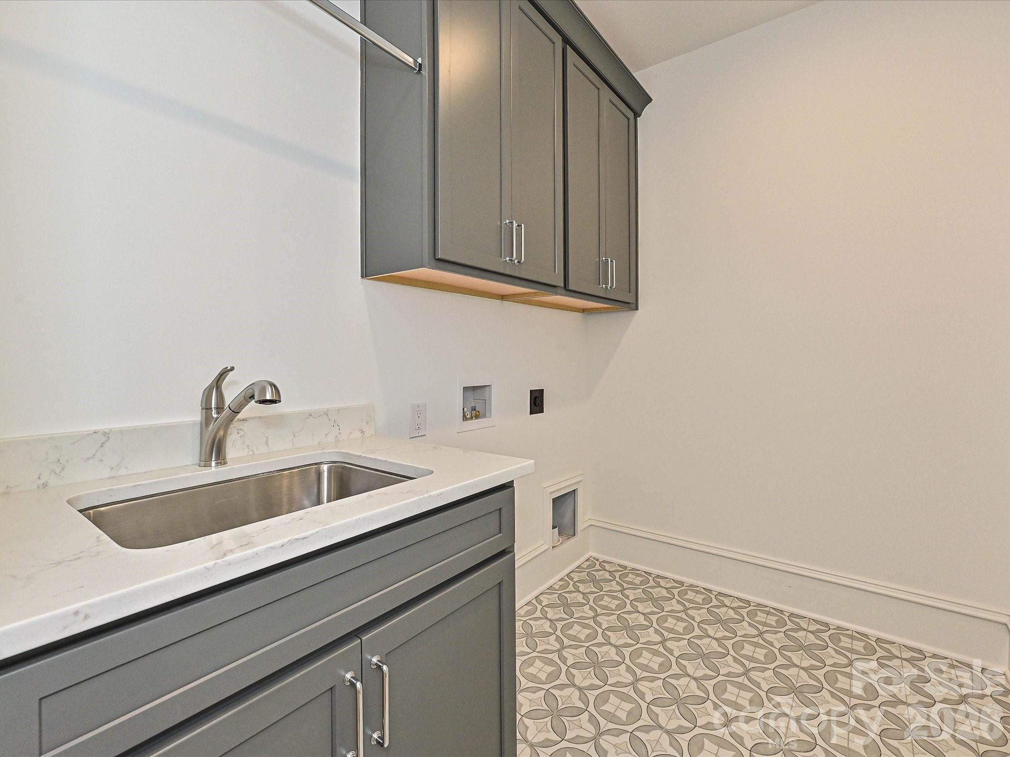 2205 Shenandoah Avenue — Charlotte