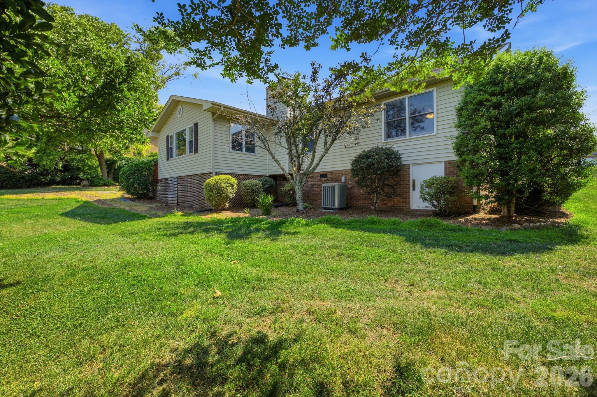 3842 Serenity Drive — Hickory