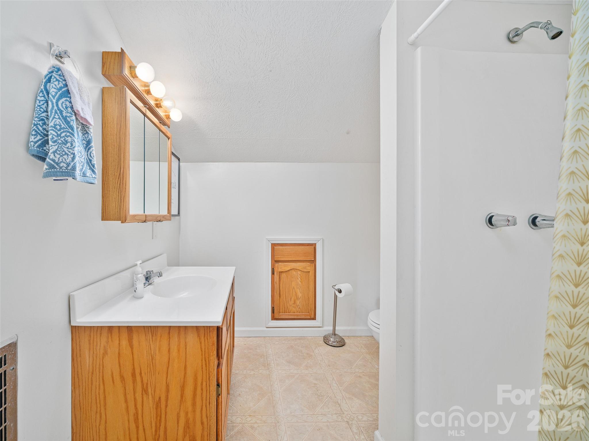 137 Mountain Farm Road — Burnsville