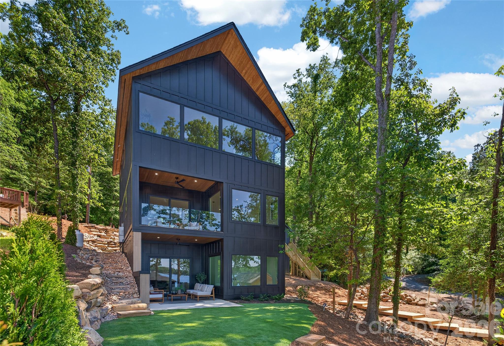 115 High Shores Road — Norwood
