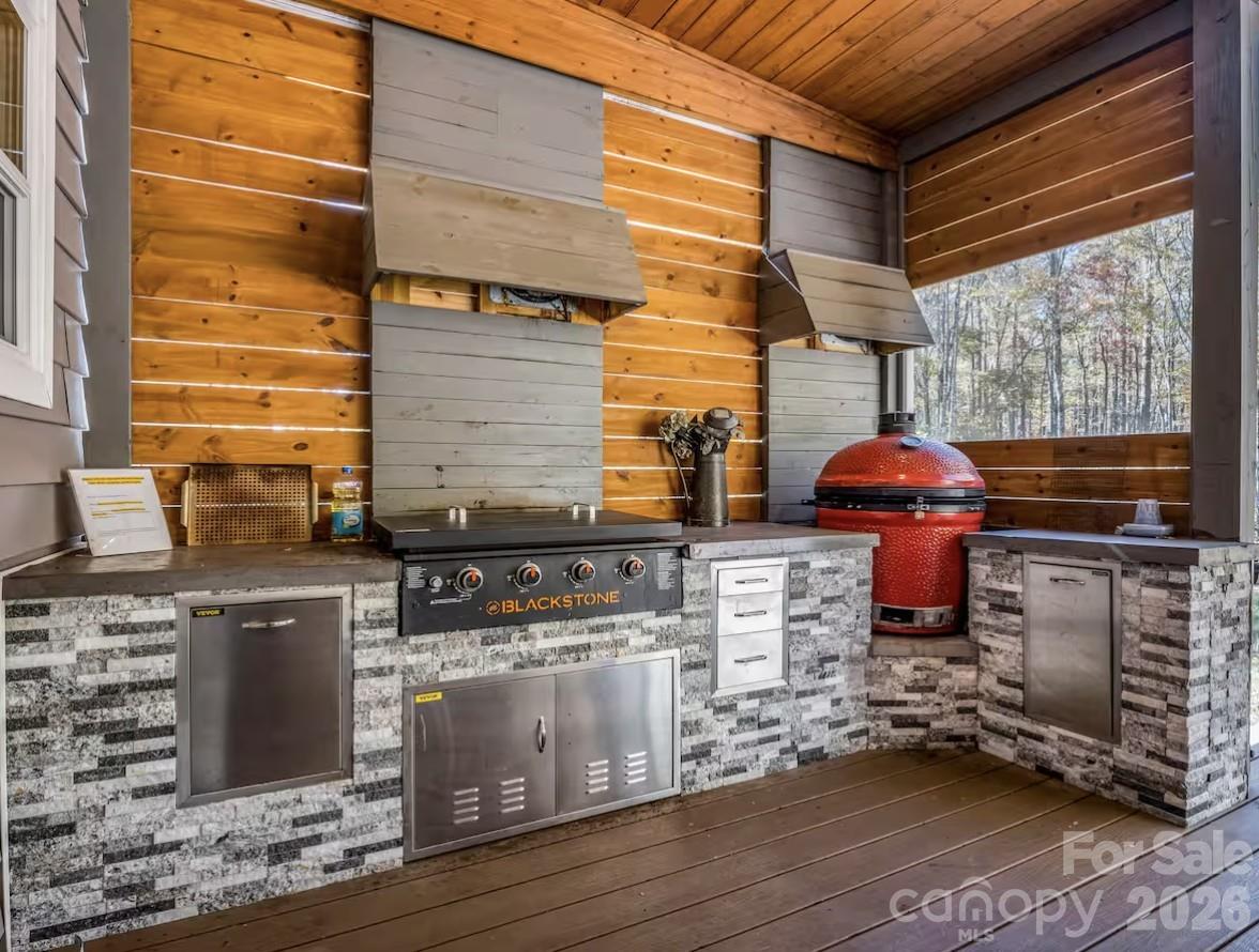 311 Charming Lane — Hendersonville