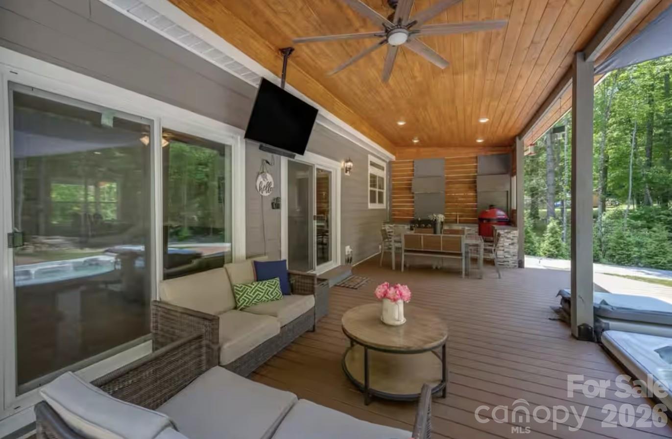 311 Charming Lane — Hendersonville