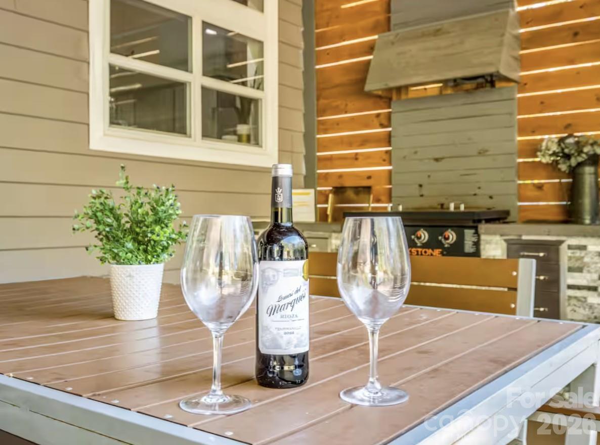 311 Charming Lane — Hendersonville
