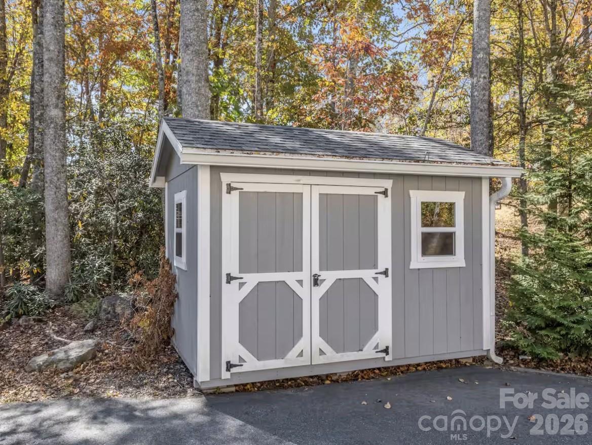 311 Charming Lane — Hendersonville
