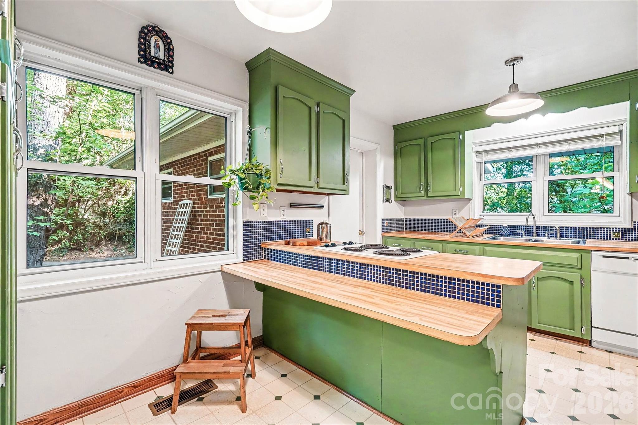812 Saint Michaels Lane — Gastonia