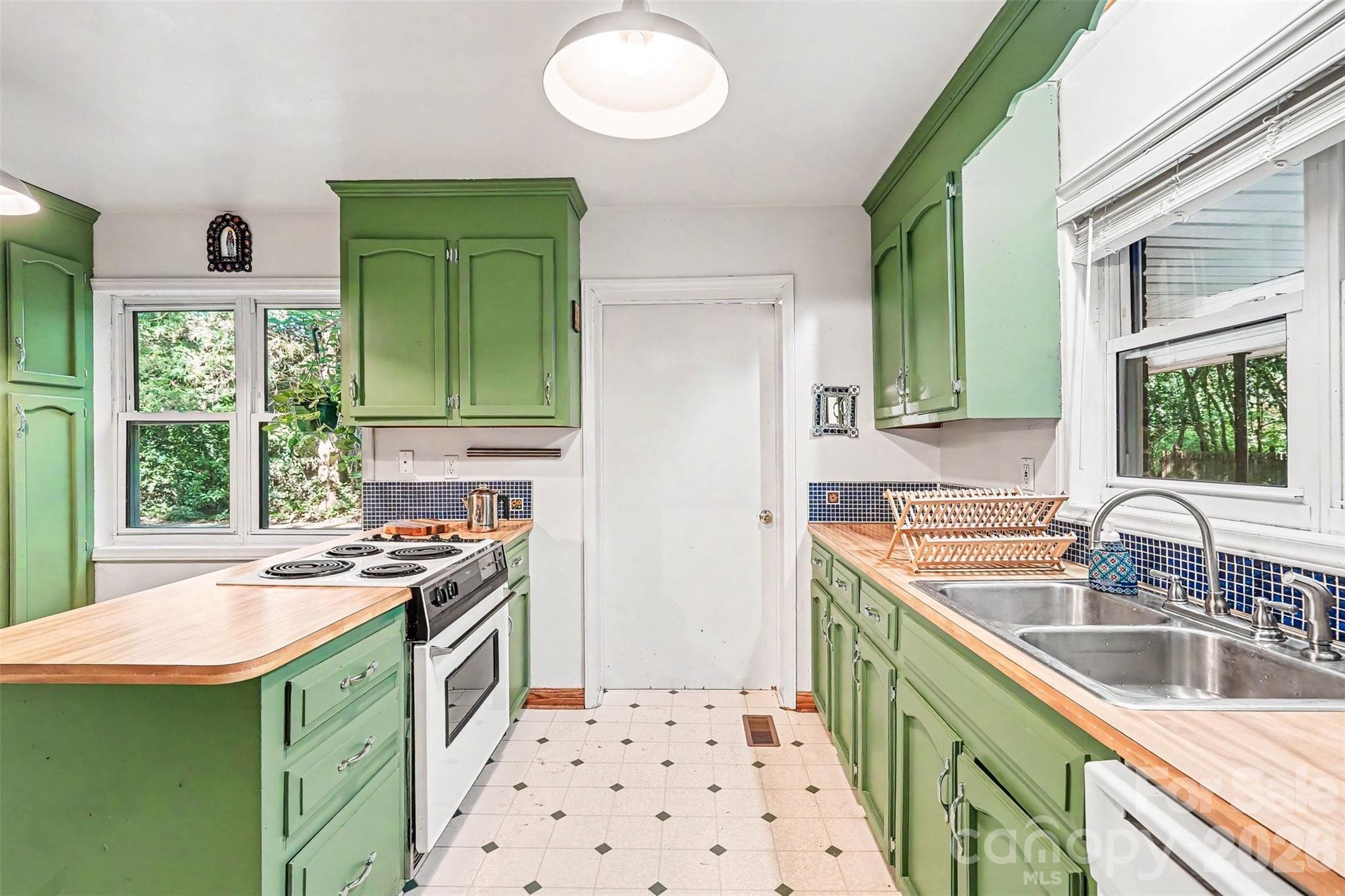 812 Saint Michaels Lane — Gastonia