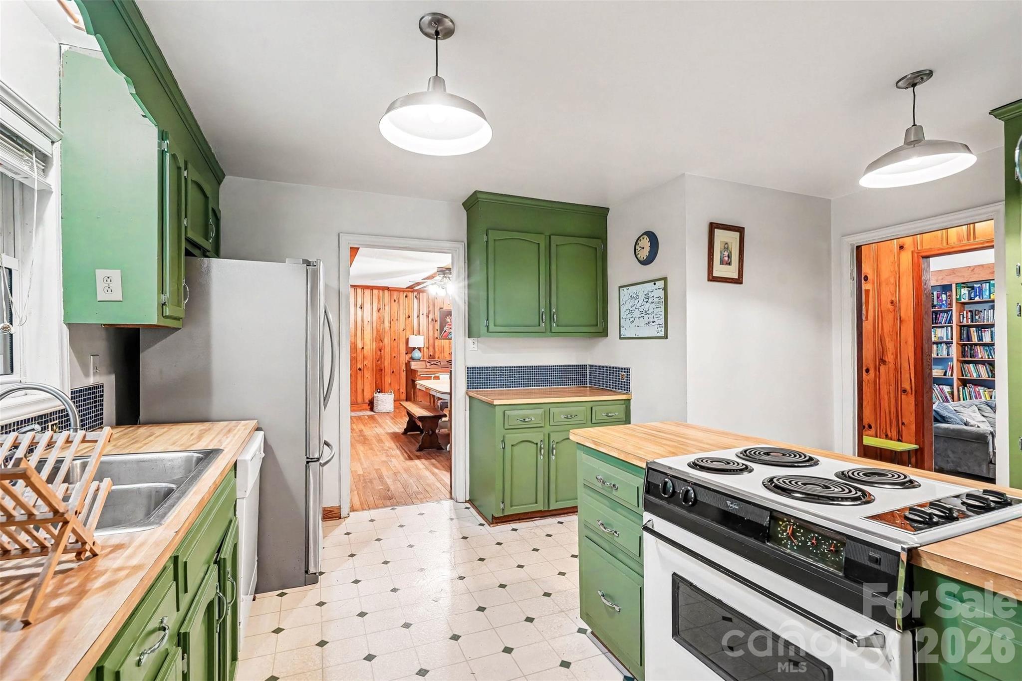 812 Saint Michaels Lane — Gastonia