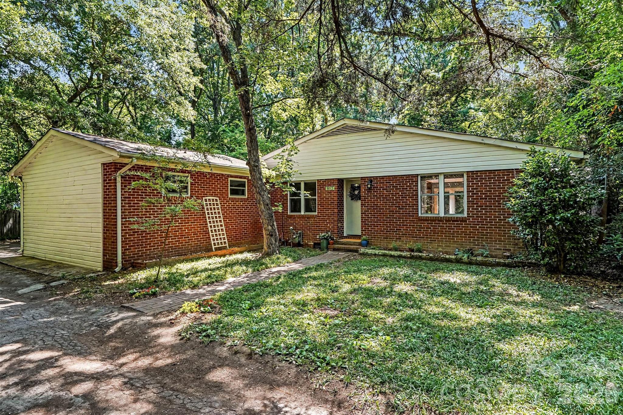 812 Saint Michaels Lane — Gastonia