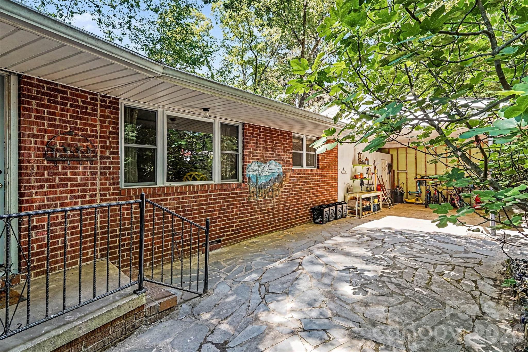 812 Saint Michaels Lane — Gastonia