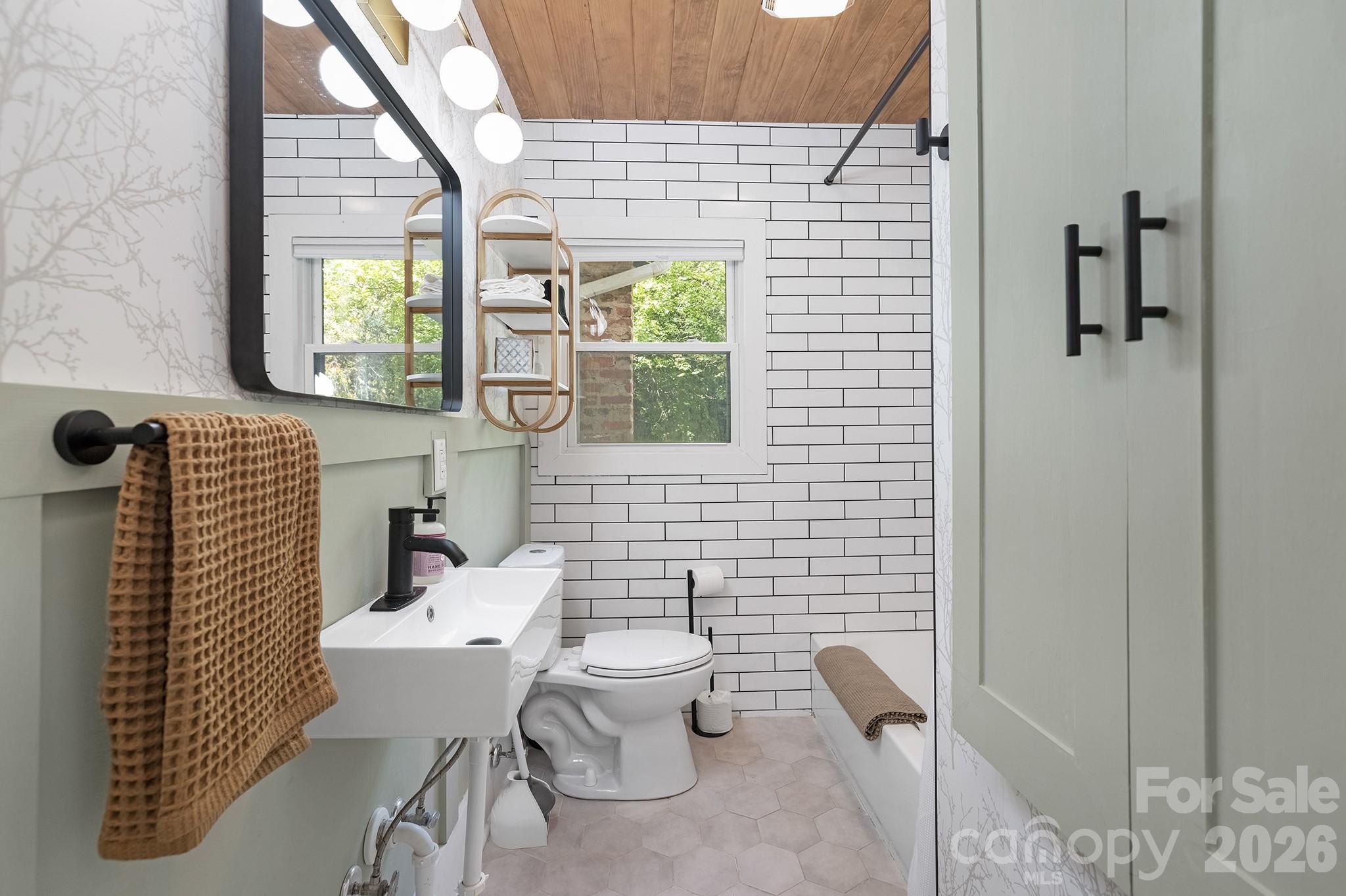 6213 Sharon Road — Charlotte