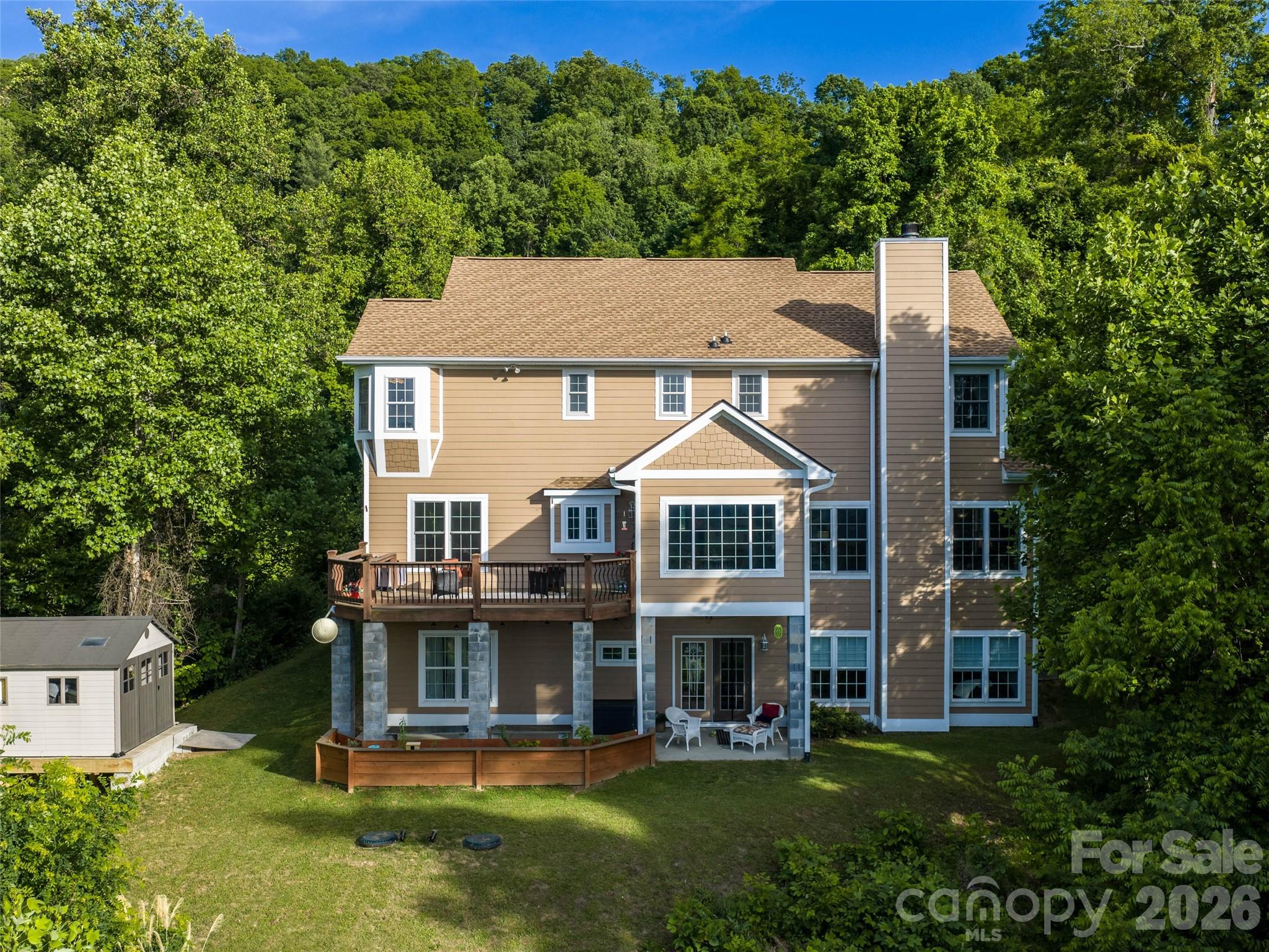 350 Vista Point Drive — Weaverville