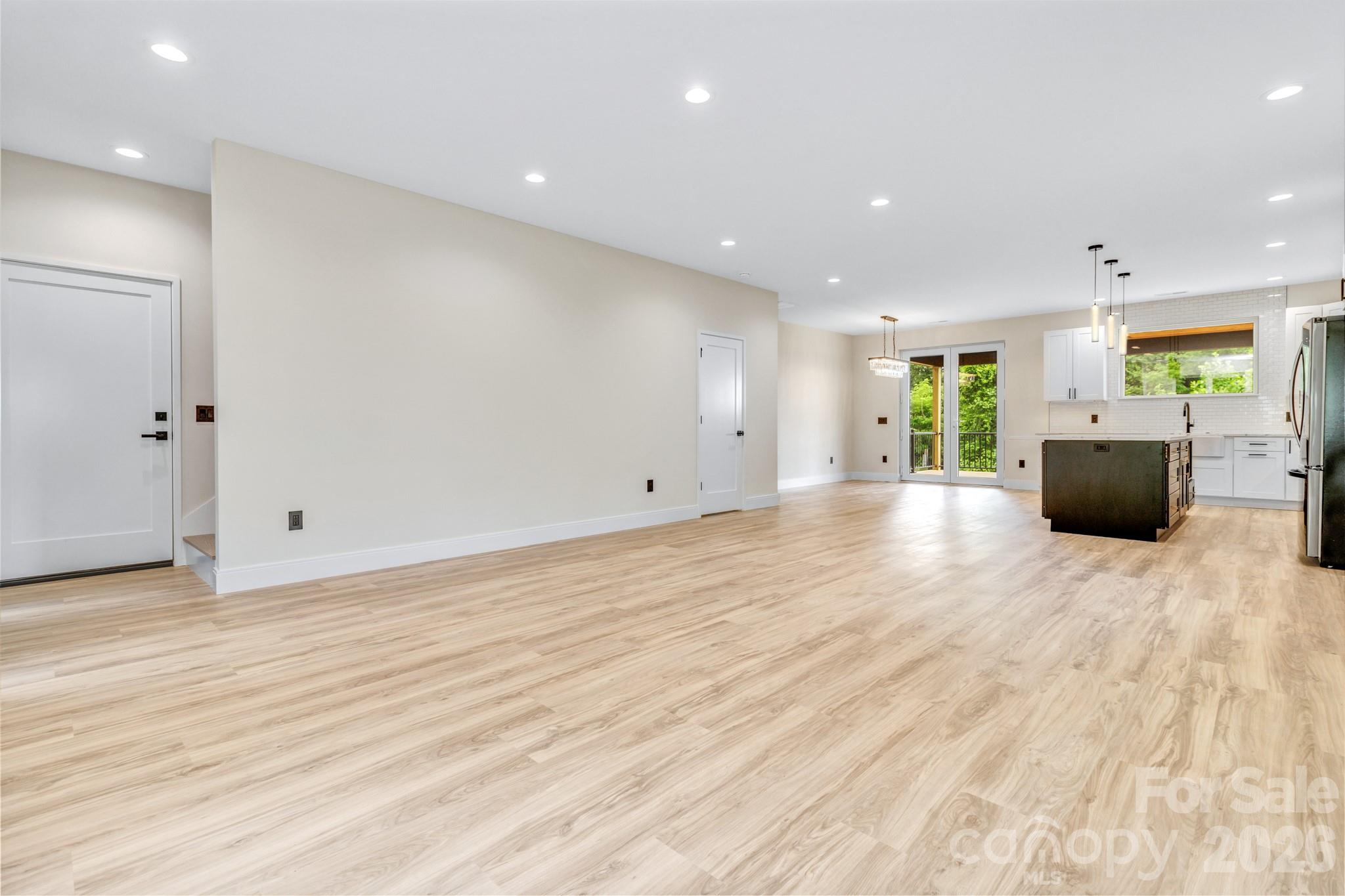 221 Coopers Drive — Hendersonville