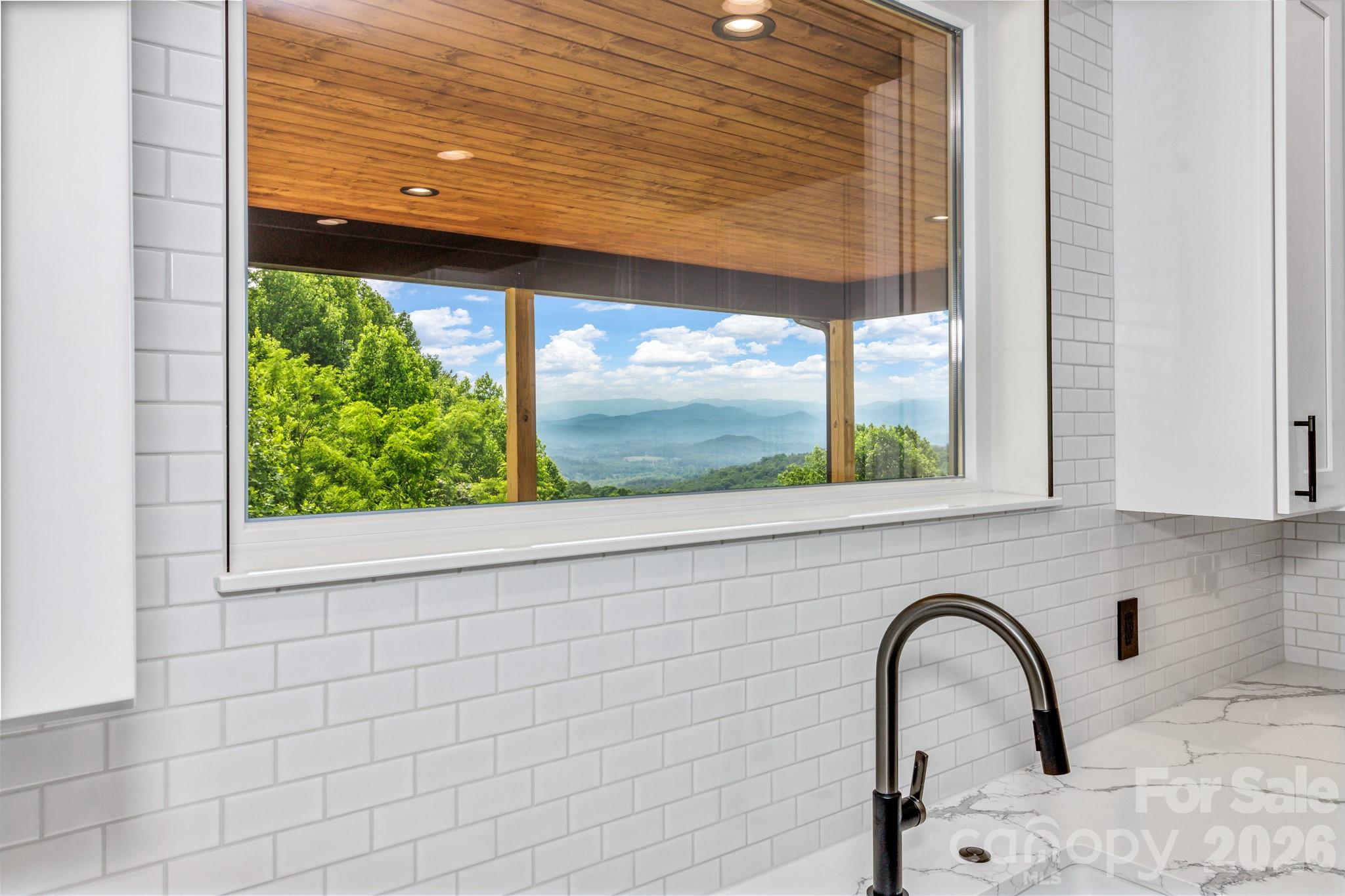 221 Coopers Drive — Hendersonville