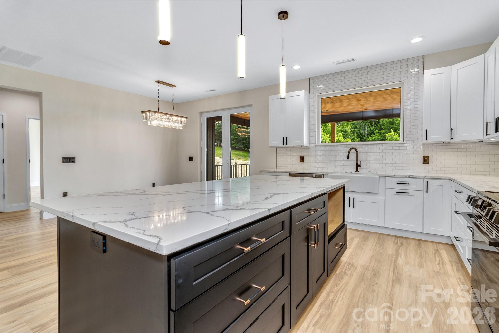 221 Coopers Drive — Hendersonville