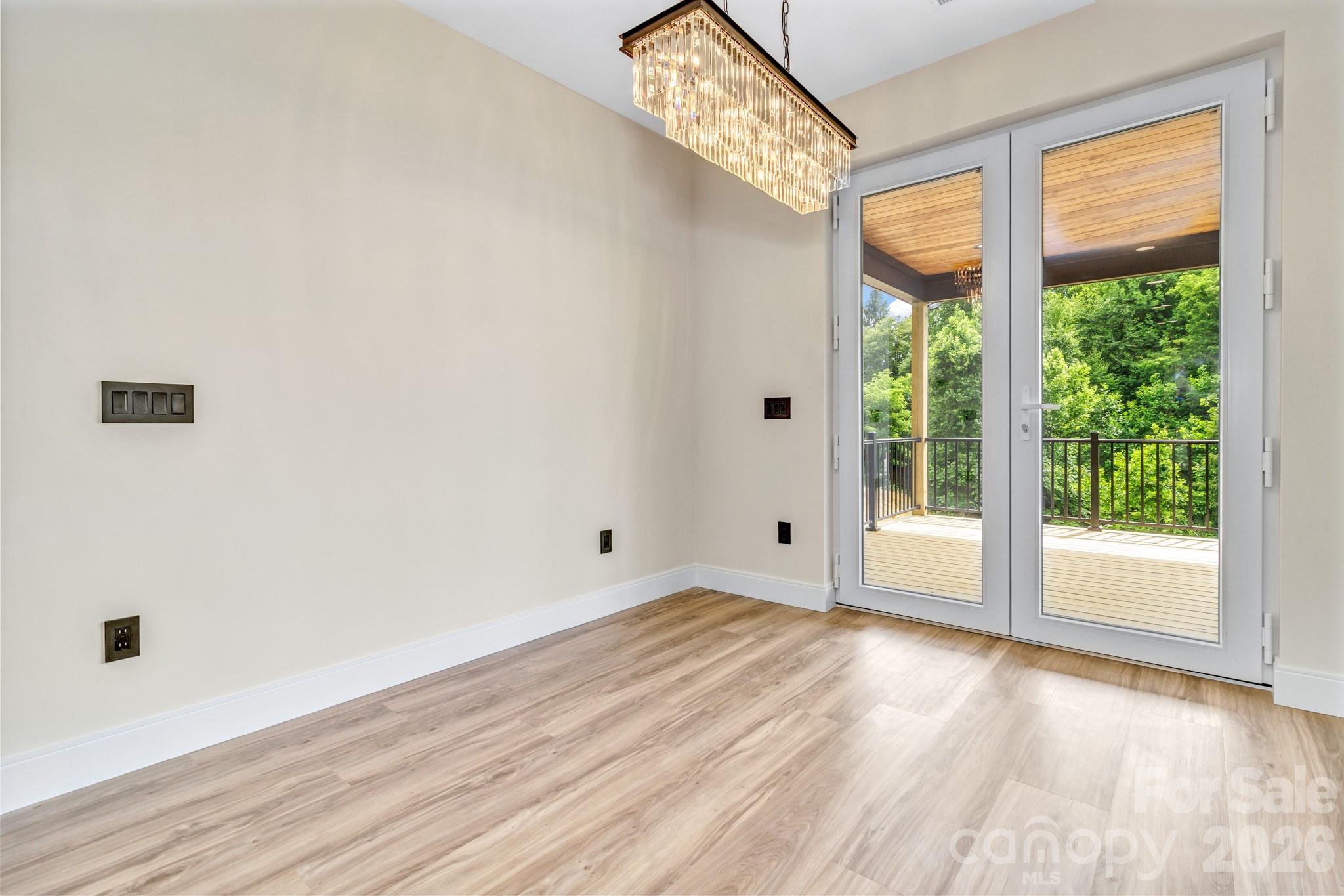 221 Coopers Drive — Hendersonville
