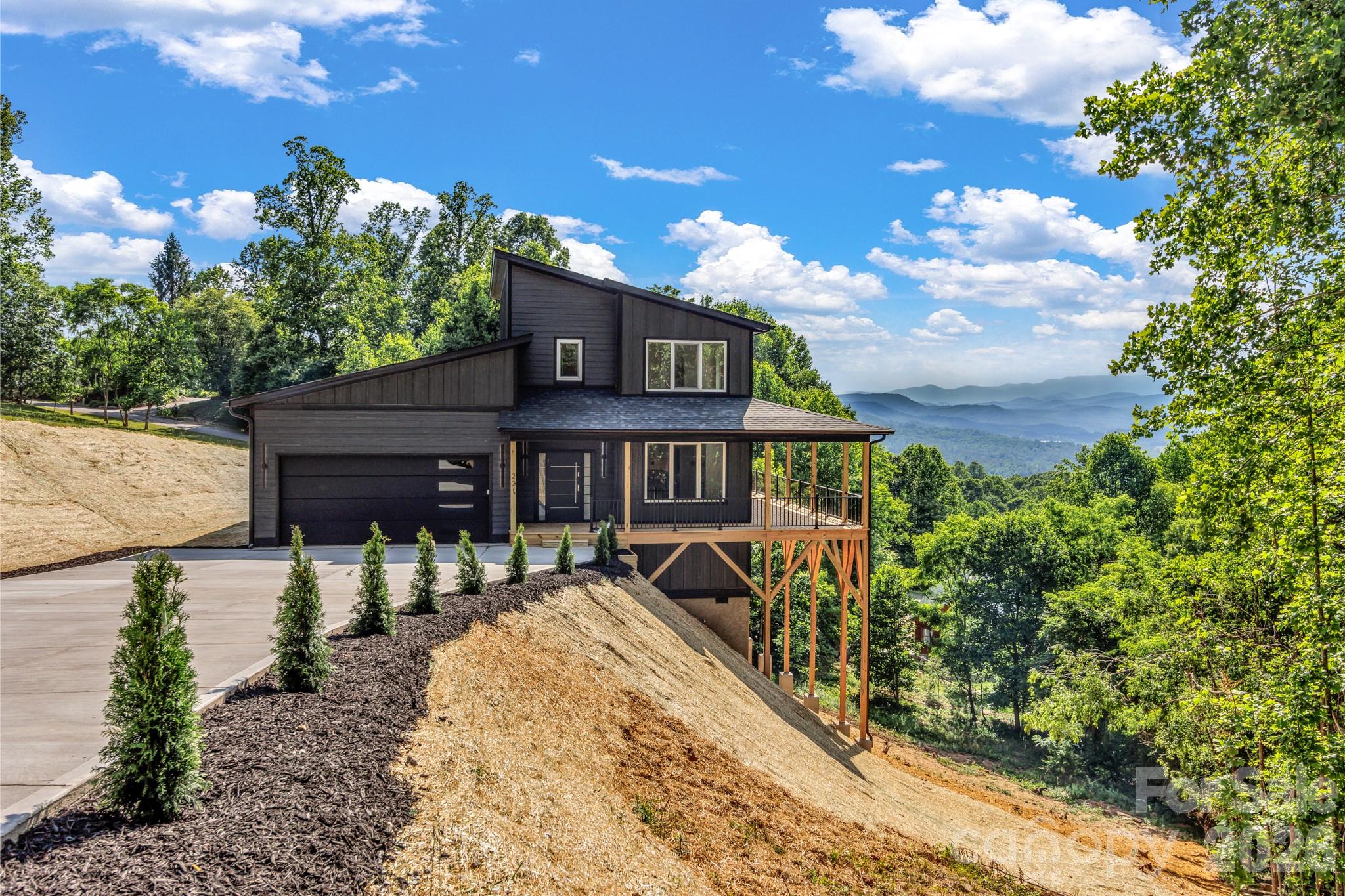 221 Coopers Drive — Hendersonville
