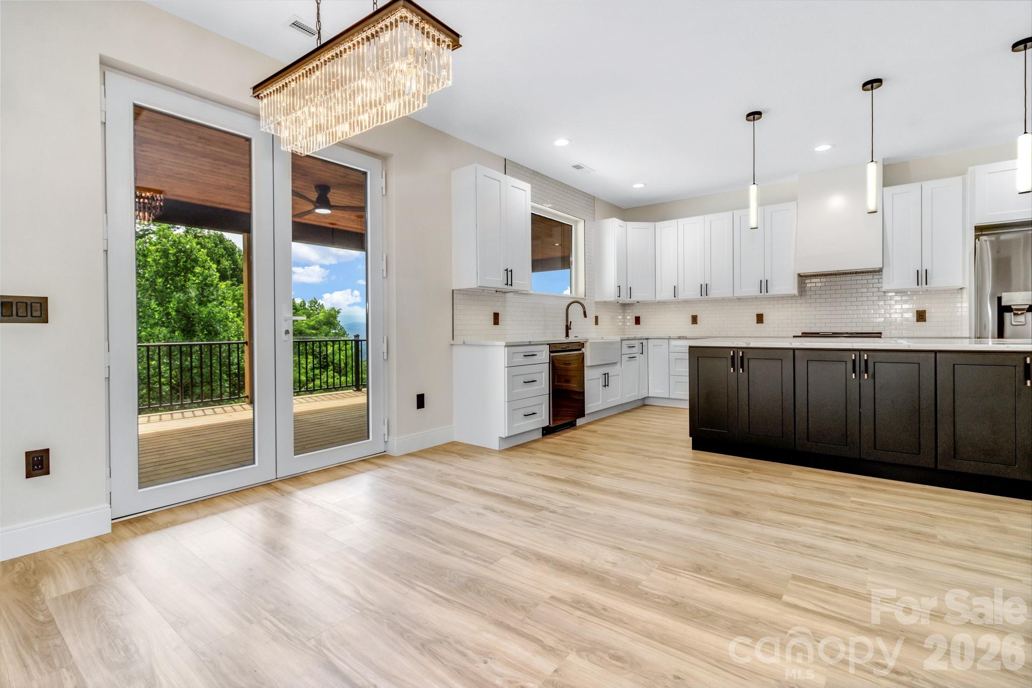221 Coopers Drive — Hendersonville