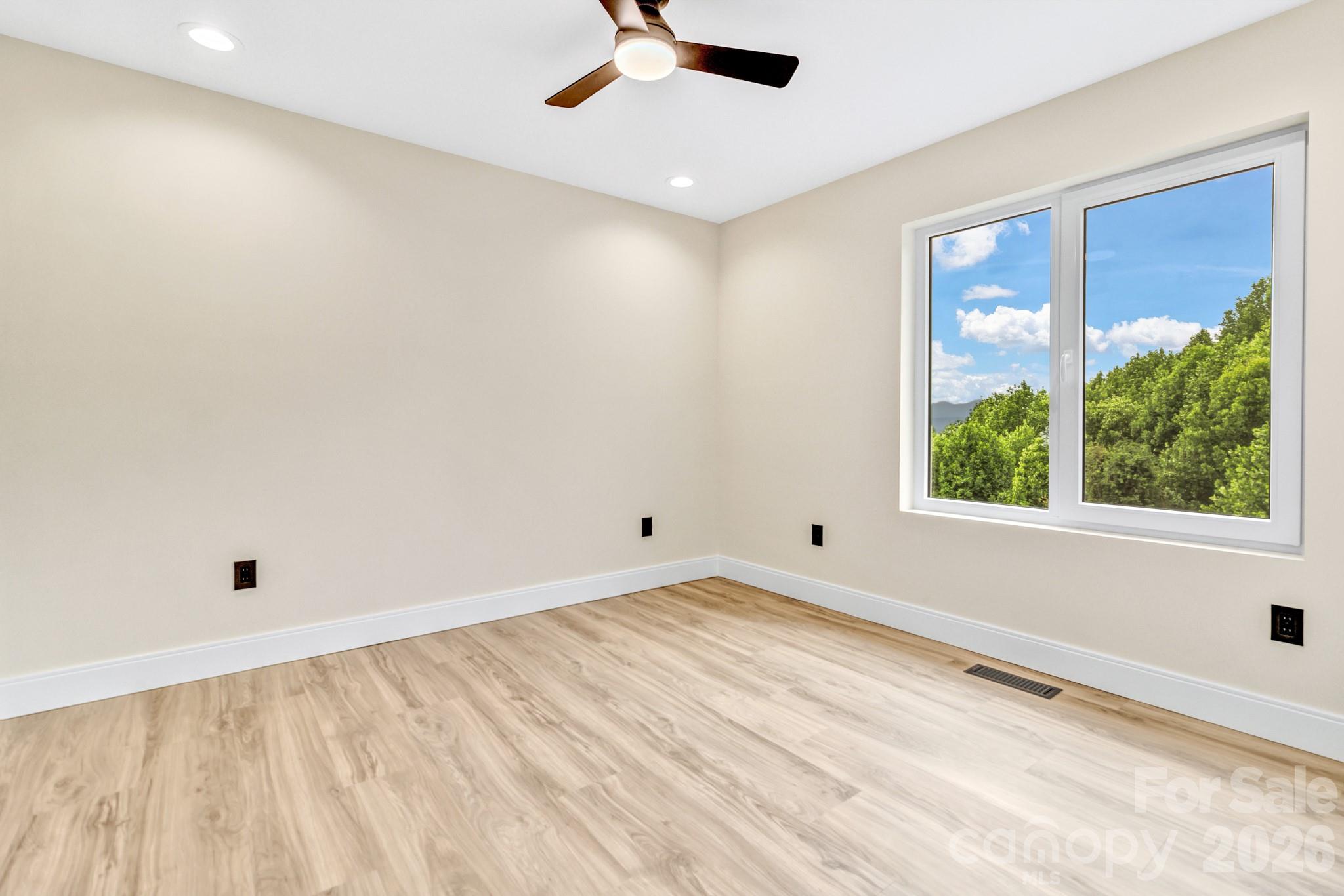 221 Coopers Drive — Hendersonville